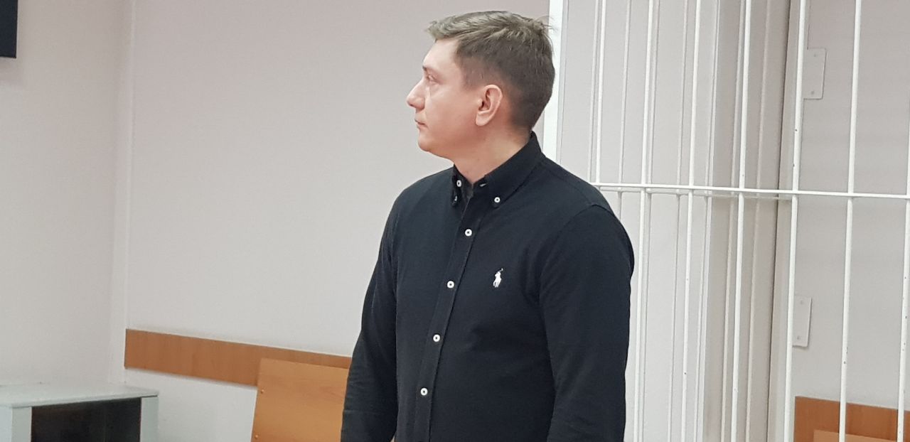 Суд переквалифицировал статью по Артему Красулину изменив с дачи взятки на посредничество на 291 1 3 б По итогу назначив 5 лет лишения свободы условно с испытательным сроком 4 года и штрафом 6 млн Это говорит о том что в Верховном суде когда будет рассматриваться апелляционная жалоба по Красулину старшему у него из резолютивной части уберется формулировка группа лиц Но думаем конечно что на срок это не повлияет Апелляция у Красулина старшего кстати 30 сентября