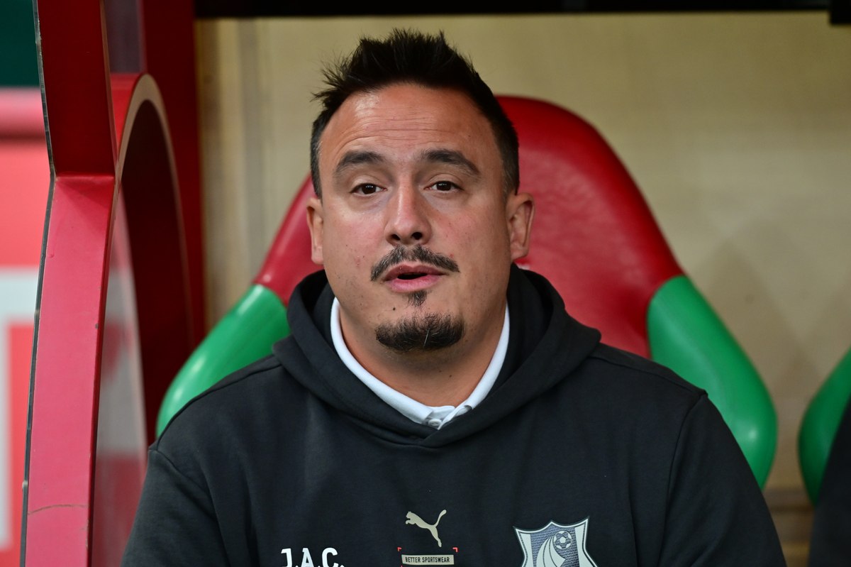 Главный тренер Ростова Джонатан Альба продлил контракт с клубом Об этом сообщила пресс служба команды Срок нового соглашения с 44 летним испанцем не уточняется Отмечается что о продлении контракта с Альбой команде сообщил губернатор Ростовской области Юрий Слюсарь сразу после матча 18 го тура РПЛ с казанским Рубином 2 0 Ростов набрал 21 очко и занимает 11 е место в турнирной таблице РПЛ перед зимними перерывом Альба возглавил Ростов в конце февраля после ухода Валерия Карпина Испанец работал в штабе Карпина в Ростове с начала 2018 года в должности главного аналитика В 2021 м вместе с тренером перешел в национальную команду России а в 2022 м вернулся в Ростов РПЛ Подписаться на РБК Спорт