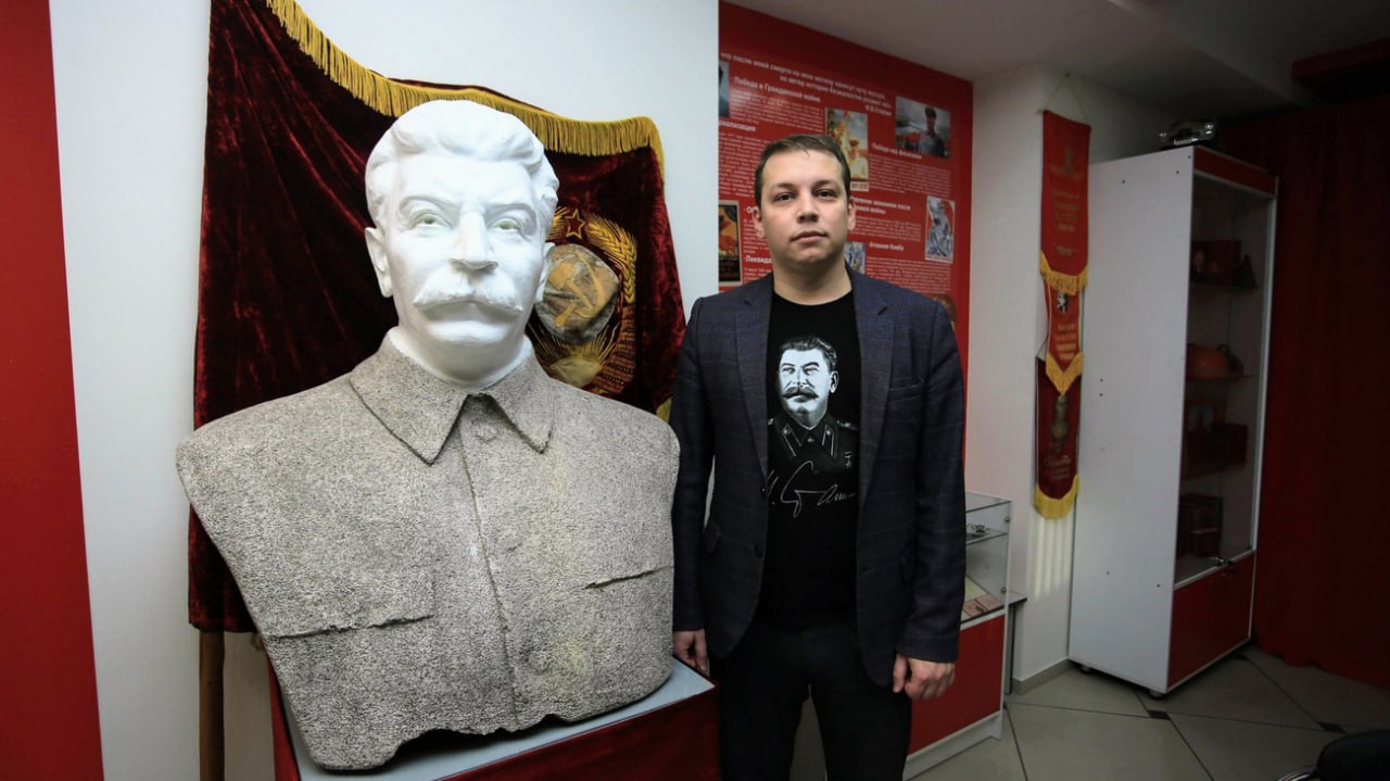 Депутата АКЗС Сергея Матасова будут судить за мошенничество в особо крупном размере Об этом сообщили в пресс-службе Следственного комитета по региону. По информации ведомства, расследование уголовного дела в отношении депутата, обвиняемого по ч. 4 ст. 159 УК РФ "Мошенничество, совершенное в особо крупном размере" , завершено. Согласно данным следствия, с 2021 по 2025 год Матасов, находясь в должности зампреда постоянного комитета АКЗС по правовой политике и местному самоуправлению, а также руководителя фракции "Коммунистическая партия Коммунисты России", фиктивно трудоустроил двух родственников на должности помощников депутатов. В АКЗС и Министерство финансов региона он представил поддельные документы о выполнении ими трудовых функций. На самом деле родственники не исполняли никаких обязанностей, а перечисленную им зарплату передавали депутату. Таким образом Матасов похитил из краевого бюджета не менее 3,25 млн рублей и потратил их по своему усмотрению. Амител