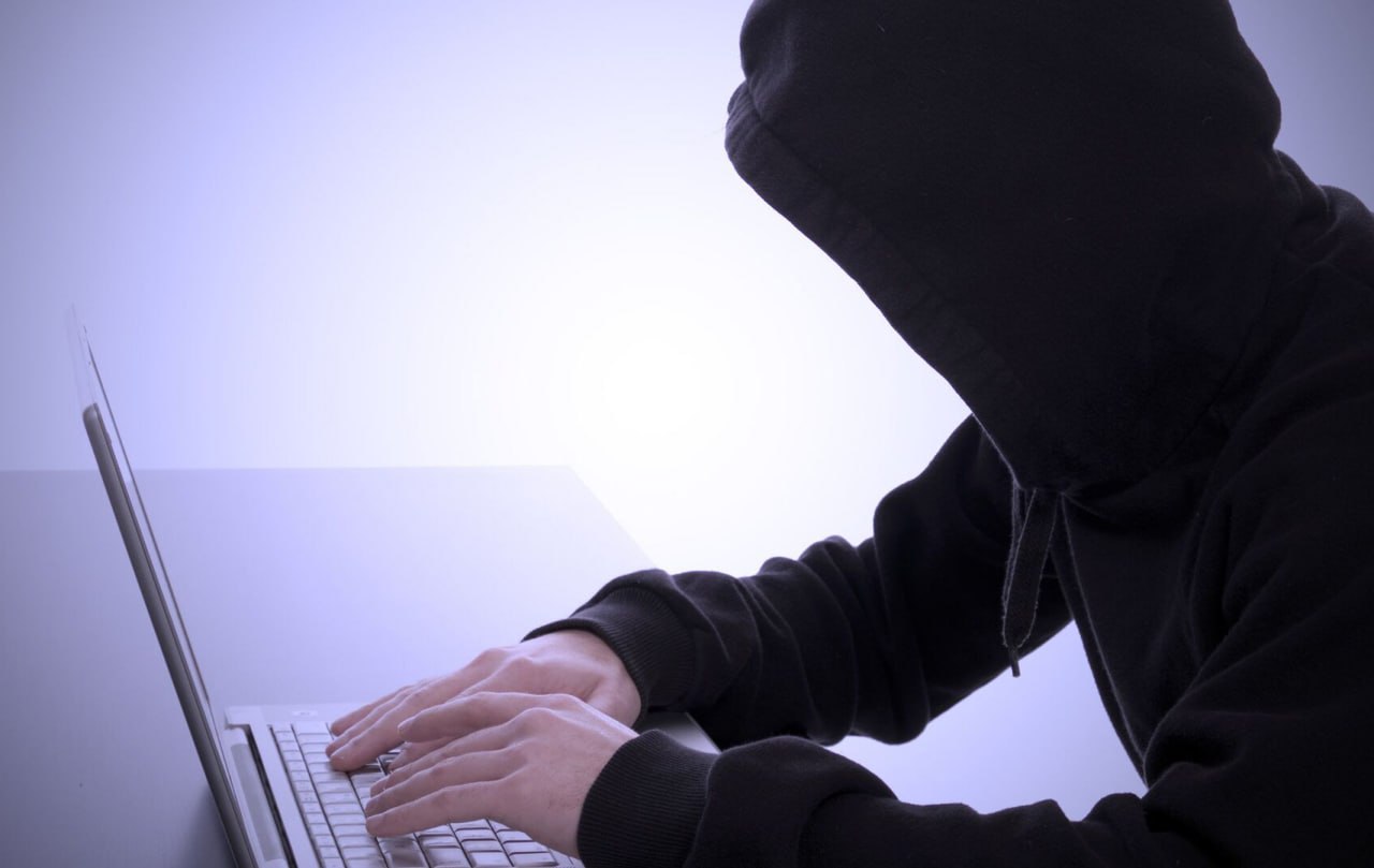 В России создадут консорциум для борьбы с мошенническими схемами в интернете Инициатива объединит усилия ведущих игроков цифровой индустрии для создания единого механизма противодействия киберпреступности Платформа позволит в режиме реального времени отслеживать мошеннические схемы а также предоставит гражданам доступ к актуальной информации о способах защиты от финансовых преступлений в интернете Как сообщил представитель проекта платформа будет запущена в первом квартале 2026 года Новая система будет использовать технологии искусственного интеллекта для анализа и пресечения противоправной деятельности в цифровой среде Подписаться на truekpru Читать нас в MAX