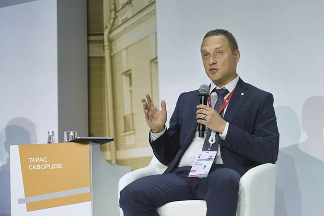 Сбер призвал учитывать цифровую трансформацию при регулировании банковских экосистем Современное регулирование банковских экосистем должно отражать технологические изменения и учитывать новую природу активов. «Мы уже инвестировали в экосистему, а новые технологические вызовы, такие как генеративный искусственный интеллект, требуют значительных вложений в оборудование и инфраструктуру. Эти активы стали для нас основными, формирующими прибыль, но при этом они попадают под ограничения риск-чувствительного лимита», — отметил Тарас Скворцов. Он подчеркнул, что за последние годы природа банковских активов изменилась, и то, что ранее считалось непрофильными вложениями, сегодня стало ядром бизнеса. Речь идет о центрах обработки данных, оборудовании и инфраструктуре — именно эти направления обеспечивают устойчивость и доходность экосистемных компаний.