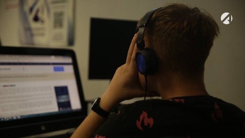 Больше половины россиян планируют сменить профессию в 2026 году 67 граждан России намерены попробовать другую профессию в 2026 году сообщает РИА Новости со ссылкой на исследование hh ru Только 21 планирует сохранить текущую специализацию 12 пока не определились 11 респондентов хотят открыть собственный бизнес 7 перейти в административный персонал менеджмент или сферу услуг 6 собираются заняться IT и продажами 5 выбирают транспорт и логистику а 4 финансы и строительство Мужчины чаще предпочитают производственный сектор услуги и задумываются о собственном бизнесе Женщины ориентированы преимущественно на административные должности и самозанятость Молодёжь особенно активна 51 в возрасте 18 24 лет планируют изменения чаще всего переход в бизнес сферу и самозанятость А вы планируете сменить профессию в этом году Да Нет Астрахань 24 в МАХ