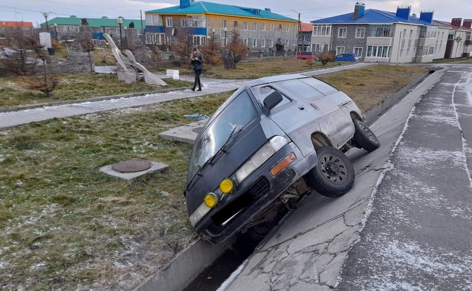 Подросток на огромной скорости вылетел с дороги в кювет в Курильске  Инцидент произошел 25 ноября в 20:15 вблизи дома №8 «В» по улице Ленинского комсомола в Курильске. 16-летний парень, не обладая правами на управление транспортным средством, находясь за рулем Toyota Town Ace ехал на большой скорости. В результате он не смог справиться с управлением и съехал с дороги в левый по ходу движения кювет.  14-летняя пассажирка получила телесные повреждения. В данный момент ведется расследование.