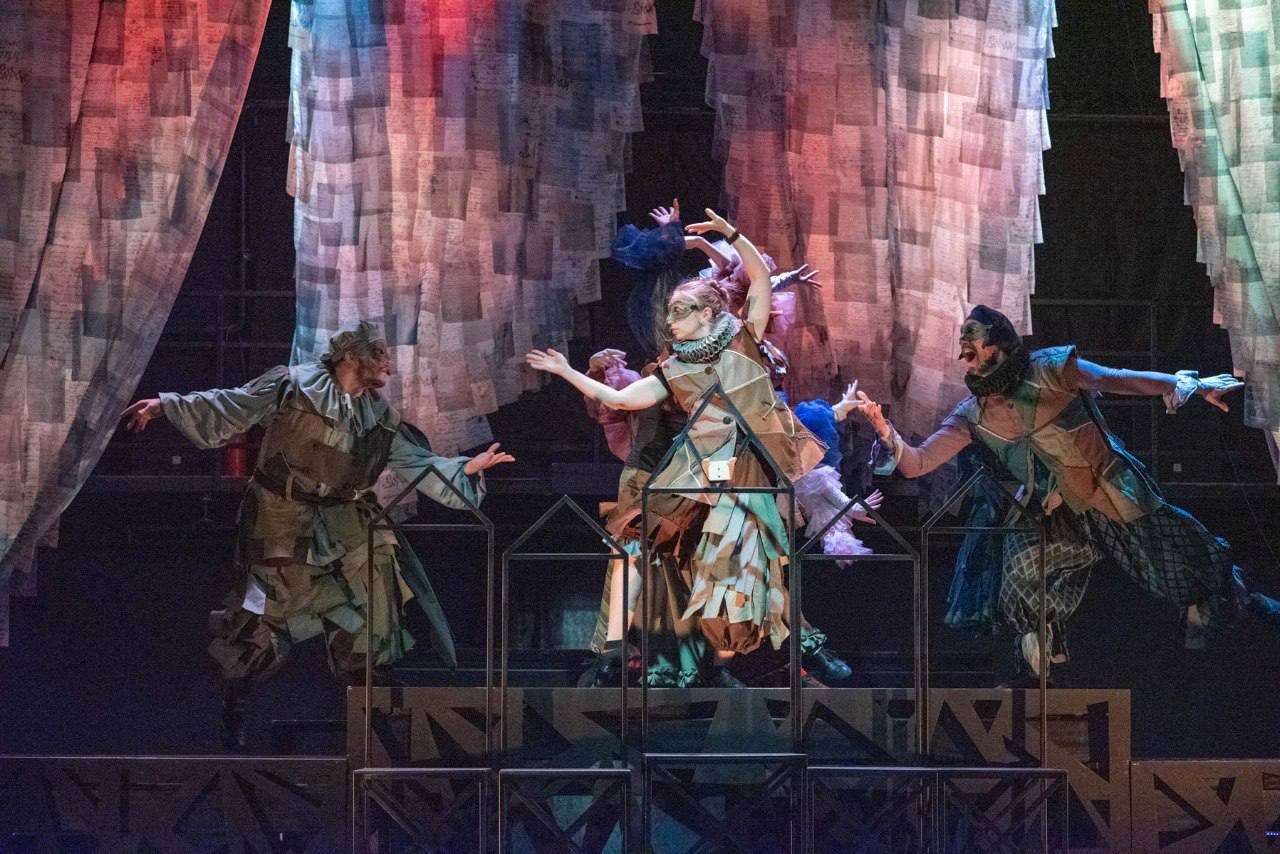 Пул 56 Оренбургский областной театр кукол представит премьерный спектакль для молодежи и взрослых 7 ноября в 18 30 в Оренбургском областном театре кукол состоится премьера спектакля для молодежи и взрослых Ворон 12 В основу постановки легла пьеса драматурга эпохи Просвещения Карла Гоцци Это история о братской люби и верности Постановочная группа хорошо известна оренбургскому зрителю режиссер заслуженный артист России Вадим Смирнов сценография и костюмы Наталья Белова Санкт Петербург куклы и маски Марина Зорина композитор Виктор Расовский режиссер по пластике Артур Ощепков Москва По словам режиссера постановщика Вадима Смирнова произведения Карла Гоцци неизменно вызывают интерес у режиссеров музыкальных оперных и драматических театров Ворон безусловно подробнее на канале Пул 56