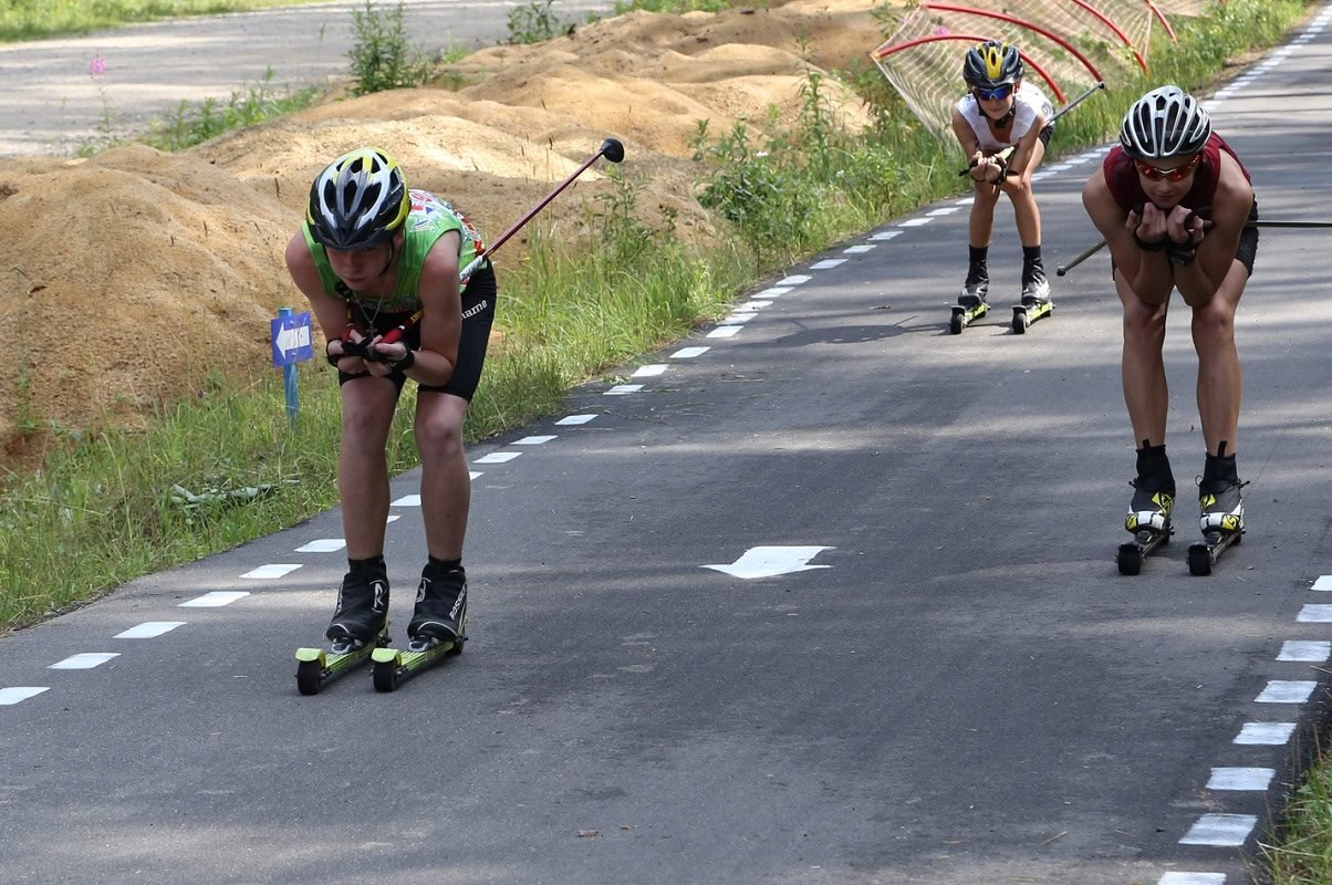В Вожеге откроют современную лыжероллерную трассу Завтра 28 октября на лыжной базе Еновка верхняя поляна состоится торжественное открытие новой современной лыжероллерной трассы О значимом событии сообщила двукратная олимпийская чемпионка по биатлону Анна Богалий Строительство объекта стало возможным благодаря поддержке губернатора Георгия Филимонова Инициатива была поддержана самими жителями Вожегодского округа в ходе голосования а окончательное решение было озвучено на Градсовете 2 0 Всего за неделю была проведена выемка грунта подготовлено основание завезен и утрамбован гравий и уложено два слоя асфальта Открытие трассы станет важным шагом в подготовке к предстоящему зимнему сезону 2025 26 Правительство Вологодской области Telegram MAX