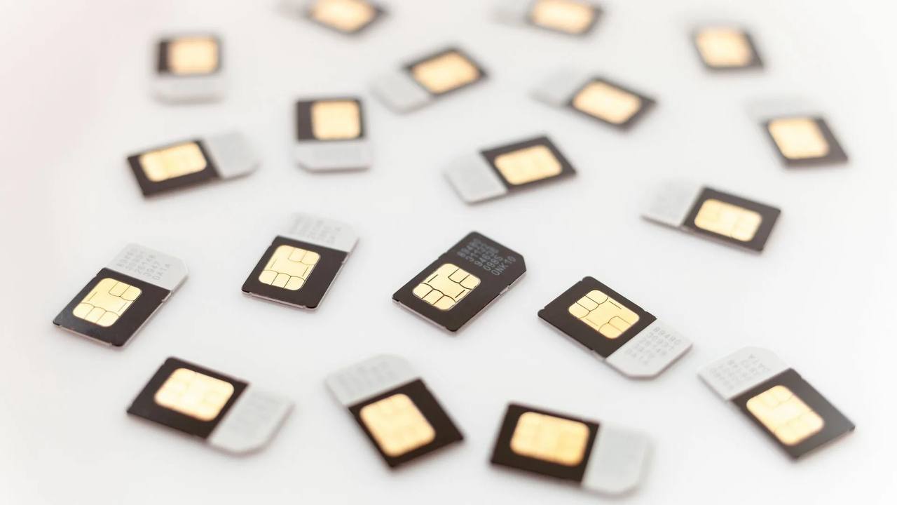 Роскомнадзор заблокировал 18 45 млн SIM карт за 2025 год Это почти в 2 раза больше чем годом ранее Блокировки шли по нескольким причинам   на картах были недостоверные данные абонентов которые не подтвердили личность   у иностранцев отсутствовали сведения в Единой биометрической системе   у некоторых людей превышено допустимое количество SIM карт на одного абонента Кубанские Новости   Мы в MAX