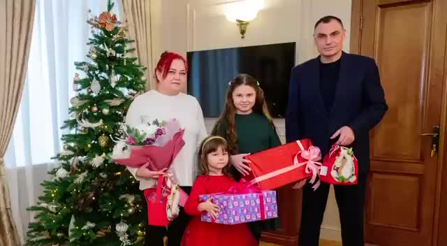 Дети получают подарки в рамках акции 'Ёлка желаний'