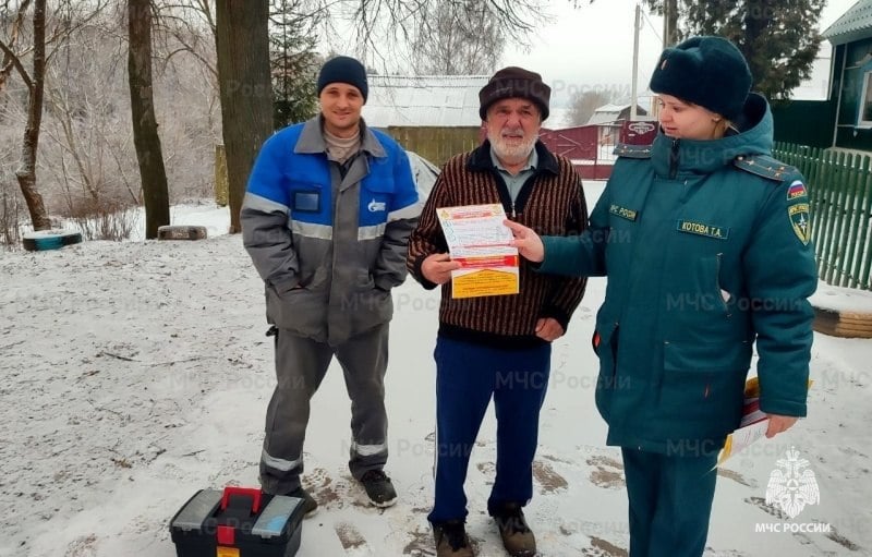 Спасатели напомнили в Ясногорске и Белеве о соблюдении противопожарных мер     Сотрудники МЧС России напомнили жителям Ясногорска и Белева о наиболее распространённых причинах возникновения пожаров в частных домах и дачных домиках: неправильная эксплуатация отопительных приборов, нарушение правил пожарной безопасности при использовании электрооборудования и печей, неосторожное обращение с огнём.     Также сотрудники чрезвычайного ведомства провели рейды по жилому сектору совместно с представителями полиции и газовой службы, в ходе которых напомнили о важности регулярной проверки электропроводки и газового оборудования, а также о недопустимости оставления детей без присмотра.     Без внимания спасателей не остались и трудовые коллективы предприятий и организаций. Сотрудники МЧС России рассказали работникам предприятий и организаций о правилах безопасности на рабочем месте и основных причинах пожара, типах первичных средств пожаротушения и алгоритме их применения.     МЧС Тульской области  подписаться