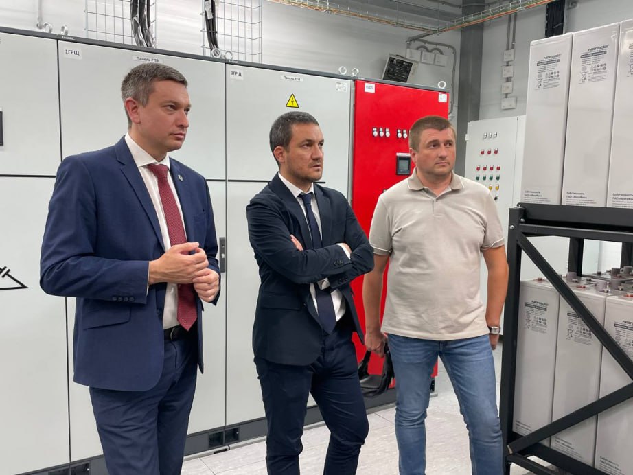 ОБРАБОТКА ДАННЫХ   НОВЫЙ ДАТА-ЦЕНТР В ХАБАРОВСКЕ ПЛАНИРУЮТ СДАТЬ К КОНЦУ ГОДА  Министр цифрового развития и связи края Евгений Демин проинспектировал строительство первого в регионе Центра обработки данных  ЦОД , который создается в рамках президентского нацпроекта «Экономика данных и цифровая трансформация государства».  Создание современного дата-центра необходимо для оборота данных, генерируемых цифровыми технологиями и облачными сервисами. Он будет расположен в индустриальном парке «Авангард».  Появление дата-центра повысит инвестиционную привлекательность региона, обеспечивая потребности не только края, но и соседних регионов.   Строящийся ЦОД соответствует третьему уровню надежности, что позволяет проводить техническое обслуживание без простоев оборудования. Работы идут по графику, включая установку систем жизнеобеспечения и монтаж стоек.  Фото: Пресс-служба министерства цифрового развития и связи края  #аврорамедиа_хабаровскийкрай     Telegram-экосистема АВРОРА МЕДИА МЕДИА   НОВОСТИ   РЕГИОН   ЛАЙФ   СПОРТ   ГЕРЛЗ   ХАЙТЕК  ПЕРСОНЫ   ИНСАЙД   КРИМИНАЛ   МОЛОДОСТЬ   LIVE   АВРОРА МЕДИА YOUTUBE   RUTUBE