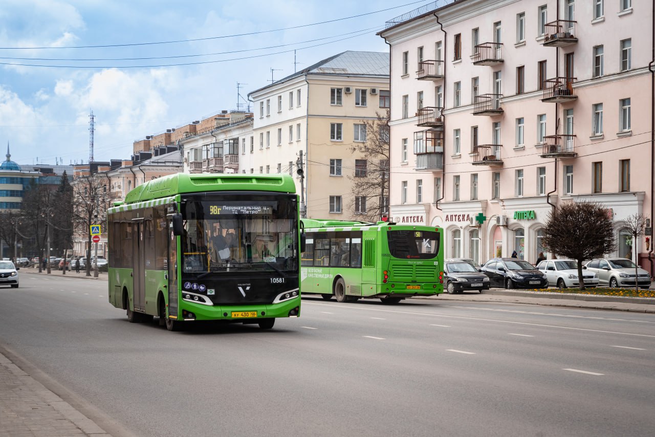 В Курске переименовали 11 остановок общественного транспорта Новые названия перечислил врио министра транспорта Александр Замараев Автобусная сеть Посёлок Берёзовая роща на улице 50 лет Октября теперь называется Садовое общество Курск Садовое общество Курск следующая после бывшей Берёзовой рощи Линецкая улица Техникум на улице Пучковке получил название Техникум технологий и сервиса Дом ребёнка Пучковка Центр Аистёнок Троллейбусное депо на Кавказской улице теперь носит название Автоэлектропарк Новое кладбище переименовано в Новое северное кладбище Поповка микрорайон Поповка Кинотеатр Сказка на проспекте Энтузиастов стал носить название проспект Энтузиастов Трамвайная сеть Ул Бойцов 9 й Дивизии на Верхней Луговой переименована в остановку Областная ветеринарная лаборатория Железнодорожные мосты Вокзальная улица Молодёжная улица называется 1 й Молодёжный проезд Кроме того добавлены четыре новых остановки ул Евгения Клевцова в обе стороны ТК Рынок на Дериглазова ул Домостроителей ул Осенняя на улице Дубровинского Фото из архива ГИ