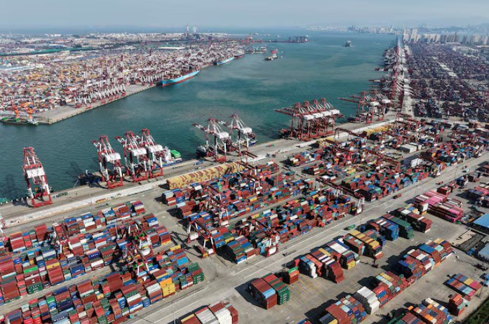 Китай снизит импортные пошлины на некоторые товары начиная с 2026 года Китай объявил о корректировке тарифов на некоторые товары начиная со следующего года в том числе о снижении импортных пошлин на сырьевые товары такие как переработанный черный порошок для литий ионных батарей Согласно заявлению Таможенно тарифной комиссии Государственного совета страна также снизит пошлины на медицинские изделия включая искусственные кровеносные сосуды и диагностические наборы для выявления некоторых инфекционных заболеваний В сообщении также отмечается что для 935 наименований товаров временные ставки импортных пошлин будут ниже чем ставки режима наибольшего благоприятствования применяемые ко всем государствам членам Всемирной торговой организации Источник Reuters chinastocksnet Если полезно поставьте лайк Китай Навигация по каналам Акции Облигации Китай Трейдинг Новости Клуб