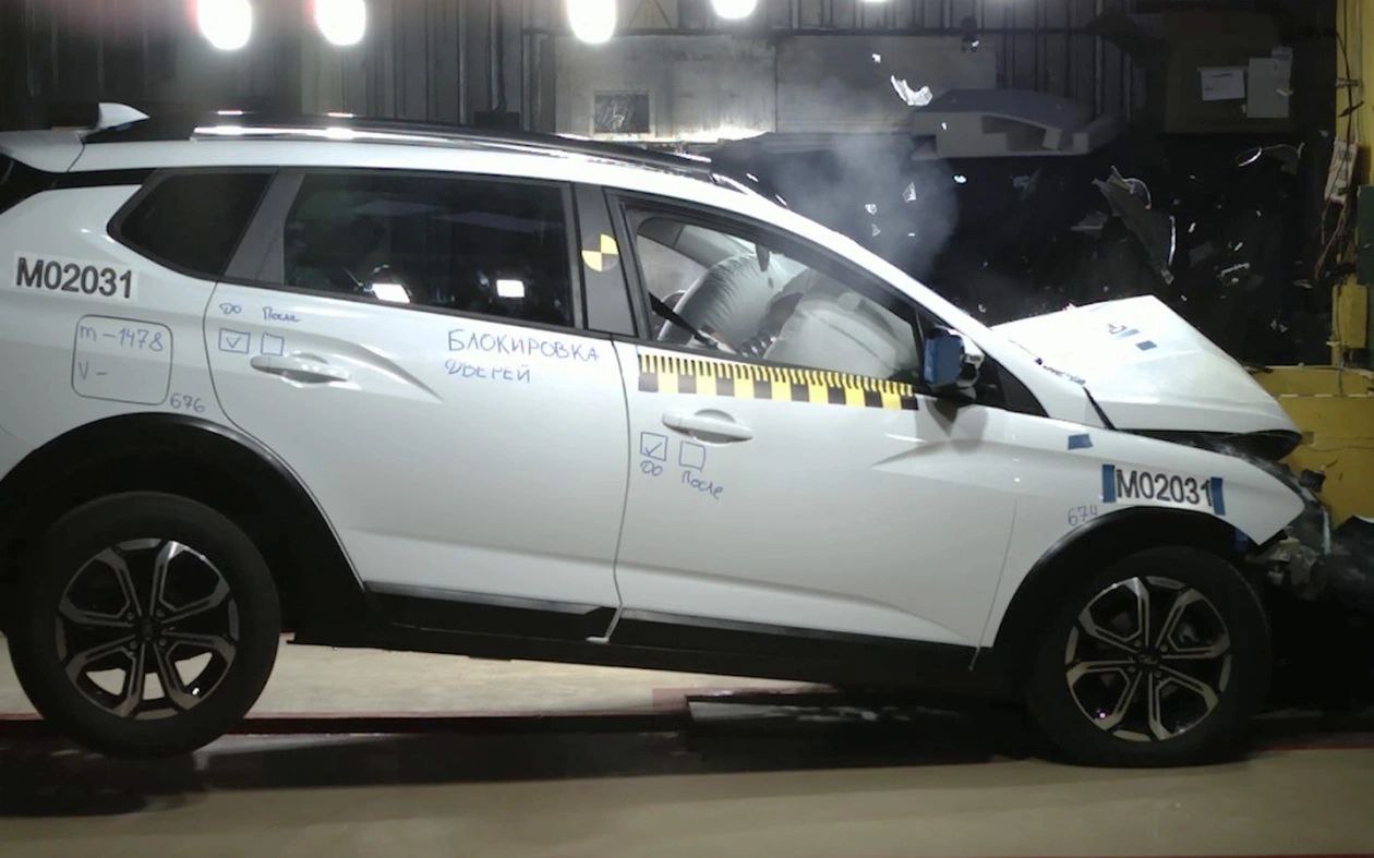 Lada Iskra SW Cross выдержала 84 краш-теста перед стартом продаж Машина преодолела несколько испытаний, в том числе: фронтальный удар на скорости 56 км/ч и 64 км/ч с 40-процентным перекрытием боковой удар при 50 км/ч наезд сзади на скорости 50 км/ч По итогам краш-тестов Lada Iskra SW Cross получила 4 звезды — максимальную оценку в методике ARCAP.