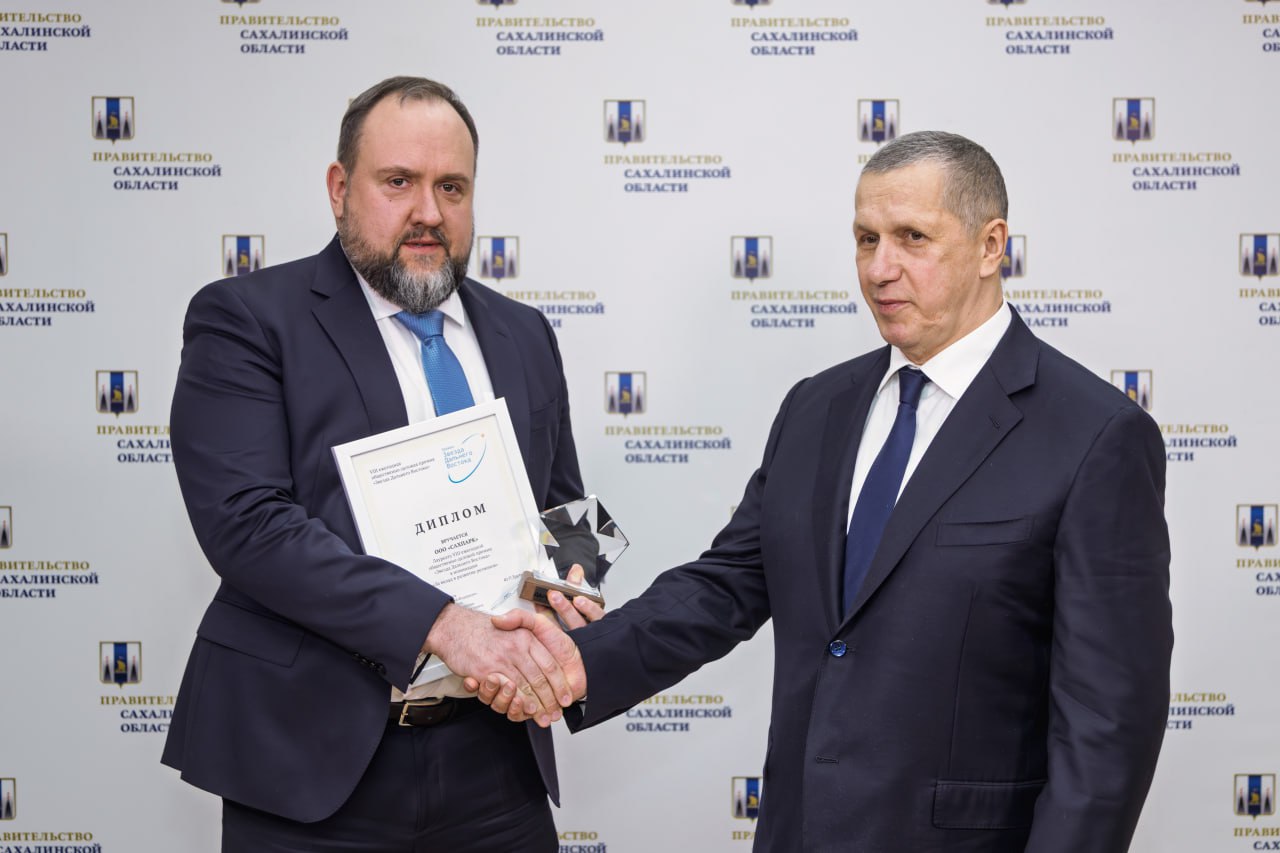 Юрий Трутнев наградил Сахалинский агропромышленный парк В Южно Сахалинске Заместитель Председателя Правительства Российской Федерации полномочный представитель Президента Российской Федерации в Дальневосточном федеральном округе Юрий Трутнев вручил руководству Сахалинского агропромышленного парка статуэтку VIII общественно деловой премии Звезда Дальнего Востока Напомним ООО САХПАРК стал призером премии в номинации За вклад в развитие регионов Премией Звезда Дальнего Востока мы поощряем активных людей Тех кто помогает развивать дальневосточные регионы делать более сильным наш Дальний Восток Конечно победители и призеры не должны останавливаться на достигнутом Они должны идти дальше От наших общих усилий зависит то какой станет вся страна сказал Юрий Трутнев Агропарк это мост между теми кто производит и теми кто покупает Чем надёжнее этот мост тем меньше потереть в продукции и меньше издержек у производителей Для сахалинских хозяйств это уверенность урожай могут вовремя принять правильно сохранить и без сбоев доставить до торговых точек Это значит что можно заранее планировать объёмы заключать долгосрочные договоры вкладываться в технику и людей Когда у фермеров и переработчиков есть такая опора они наращивают производство и расширяют ассортимент переработанной продукции и это сразу чувствует каждая семья местных товаров на полках становится больше А для области это развитие переработки и малого бизнеса появление новых рабочих мест Так мы шаг за шагом укрепляем экономику региона и делаем его менее зависимым от внешних поставок сохраняя устойчивость даже в сложной логистике отметил Валерий Лимаренко Агропарк оснащён современным отечественным оборудованием которое позволяет точно выдерживать условия хранения для каждого вида продукции с индивидуальными температурными режимами Для фруктов и овощей предусмотрены герметичные камеры охлаждения с регулируемой газовой средой Такая технология хранения на Сахалине применяется впервые Также в комплексе работают камеры шоковой заморозки