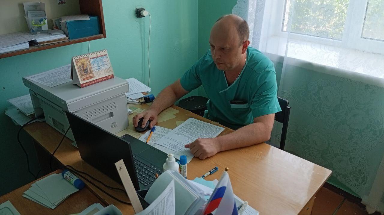 Почти 2 300 жителей Каланчакского округа получили медицинскую помощь от врачей из Мордовии в июне На протяжении последних трёх недель в Центральной районной больнице Каланчакского округа работает шестнадцатая бригада врачей из Мордовии, в состав которой входят 4 специалиста. За время командировки вместе они приняли 2 297 пациентов. Терапевт – 849 человек, невролог – 426 человек, педиатр – 510 детей. Хирург осмотрел 512 человек и провёл 41 операцию. Записаться к прикомандированных врачам на приём можно в регистратуре ЦРБ или по телефону: 8 990 047-19-63. #Здравоохранение