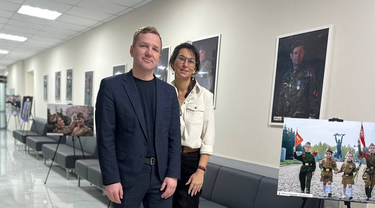 В каждом кадре живая история мужества В День Героев Отечества омский филиал государственного фонда Защитники Отечества распахнул свои двери для фотовыставки Омского Союза журналистов Забвению не подлежит Застывшие мгновения времени запечатлённые объективами фотокамер рассказывают о подвигах и самоотверженности героев Эта выставка словно живая летопись героизма будет встречать посетителей фонда Защитники Отечества согревая сердца участников специальной военной операции и их близких На снимках эхо знаковых событий бесценные кадры с Героями Советского Союза и лица участников СВО опалённые огнём сражений Первой оценила глубину и значимость экспозиции руководитель филиала Наталья Чайка Председатель Омского Союза журналистов Андрей Мотовилов поведал ей об уникальности снимков Среди авторов мэтры фотожурналистики и молодые фотокорреспонденты только начинающие свой творческий путь Омск ЗащитникиОтечества