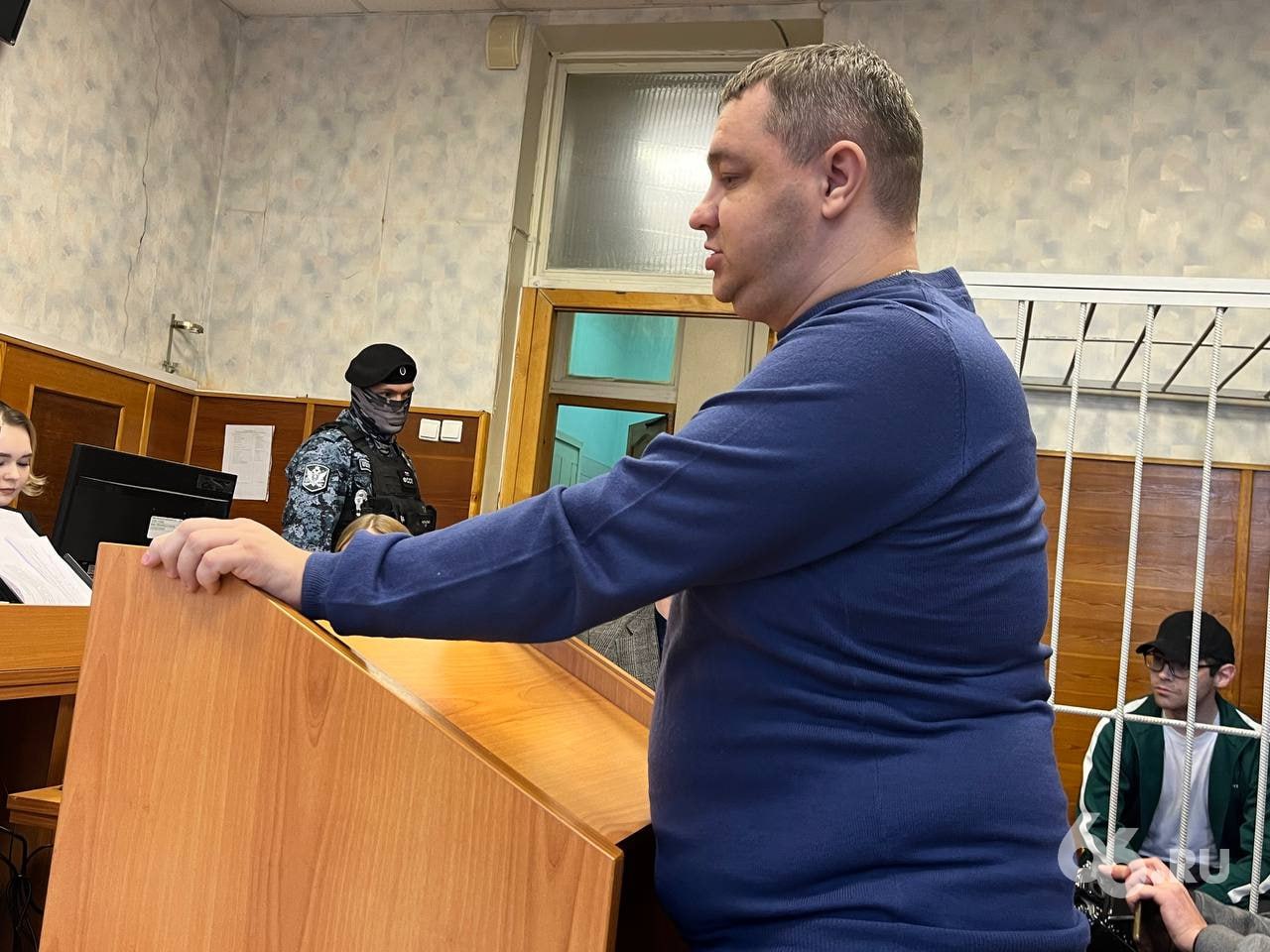 Дядя экс редактора URA RU сдавший своего племянника окончательно избежал колонии Прокуратура пыталась оспорить приговор экс начальнику отдела уголовного розыска ОП 10 Андрею Карпову посчитав наказание слишком мягким ему назначили лишь 4 года лишения свободы условно за продажу полицейских сводок журналисту URA RU Денису Аллаярову своему племяннику По неизвестной причине в последний момент гособвинитель отозвал заявление сообщили в пресс службе судов Свердловской области Это значит что приговор Карпову вступил в законную силу он избежал колонии А вот Дениса Аллаярова продолжают судить по статье о даче взятки Карпову 120 тыс рублей В отличие от дяди оговорившего его журналист вину не признал и с лета находится в СИЗО В заключении он потерял работу после смены владельца URA RU   Подписывайся на 66 RU Новости из Екатеринбура