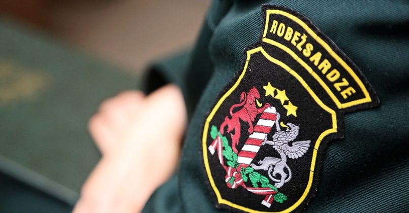 Глава Государственной пограничной охраны Латвии генерал Гунтис Пуятс заявил что сотрудникам строго запрещено использовать иностранные языки в том числе русский при исполнении служебных обязанностей По словам главы ведомства исключение допускается только при контактах с иностранцами не владеющими латышским За нарушение этого правила предусмотрено дисциплинарное наказание вплоть до отстранения от должности Генерал добавил что особое внимание уделяется проверке лояльности В прошлом уже были случаи когда сотрудников отстраняли от службы за нелояльные высказывания или восхваление России в соцсетях Это вызов потому что значительная часть пограничников происходит из Латгале где распространённость русского языка выше чем например в Курземе подчеркнул он
