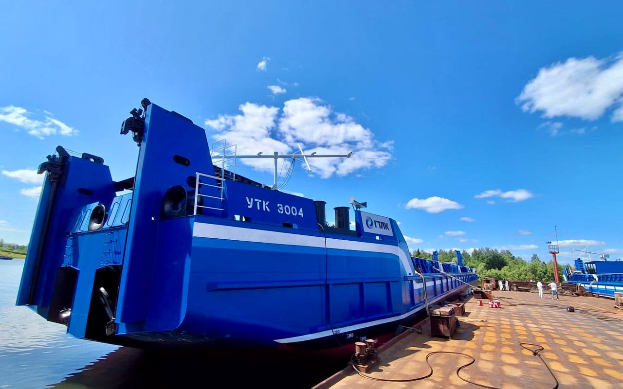 ГТЛК приняла две баржи-площадки в Томской области ГТЛК подписала акты технической приемки и приема-передачи двух сухогрузных аппарельных барж-площадок проекта RDB 66.68МА. Судна построены по заказу компании на Самусьском судостроительно-судоремонтном заводе. Несамоходные баржи подходят для перевозки минерально-строительных грузов, в том числе негабаритных и опасных грузов в заводской таре или контейнерах. Грузоподъемность каждого судна – 2500 тонн.