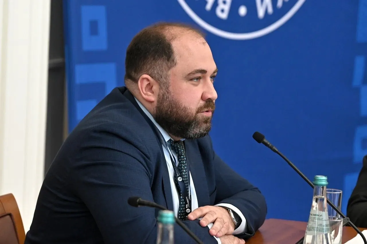 Минфин России VK Дмитрий Фролов знания о цифровых валютах и цифровых правах станут основой обучения финансовой грамотности детей Стремительная цифровизация финансового сектора сопряжена с рисками возрастания мошеннических действий в этой сфере поэтому важно подготовить детей к таким рискам Об этом рассказал заместитель директора Департамента финансовой политики Дмитрий Фролов в рамках Всероссийской научно практической конференции Формирование финансовой культуры и эпоху цифровизации киберграмотность и финансовая безопасность детей и молодежи Перед нами стоит важная задача сформировать у молодежи правильную модель поведения и навыки распознавания мошеннических схем сказал Дмитрий Фролов Он подчеркнул что особенно важно повышать финансовую грамотность молодого поколения обучить их навыкам оценки использования цифровых финансовых активов и пониманию сопряженных рисков Среди молодежи очень популярна тема майнинга и криптовалют Большинство школьников представляют себе майнинг как легкую возможность разбогатеть Однако стоит помнить что незаконный майнинг имеет правовые последствия в виде административной ответственности А в скором времени планируется и введение уголовной ответственности отметил Дмитрий Фролов Говоря о внедрении цифрового рубля Фролов напомнил что оно будет происходить поэтапно Уже с сентября текущего года начнется интеграция в банковские системы к 2027 году ожидается расширение доступа через банки с универсальной лицензией а к 2028 году его широкое использование Цифровой рубль это еще одна форма национальной валюты наряду с наличными и безналичными рублями Его главными особенностями будут прослеживаемость и прозрачность транзакций подчеркнул спикер
