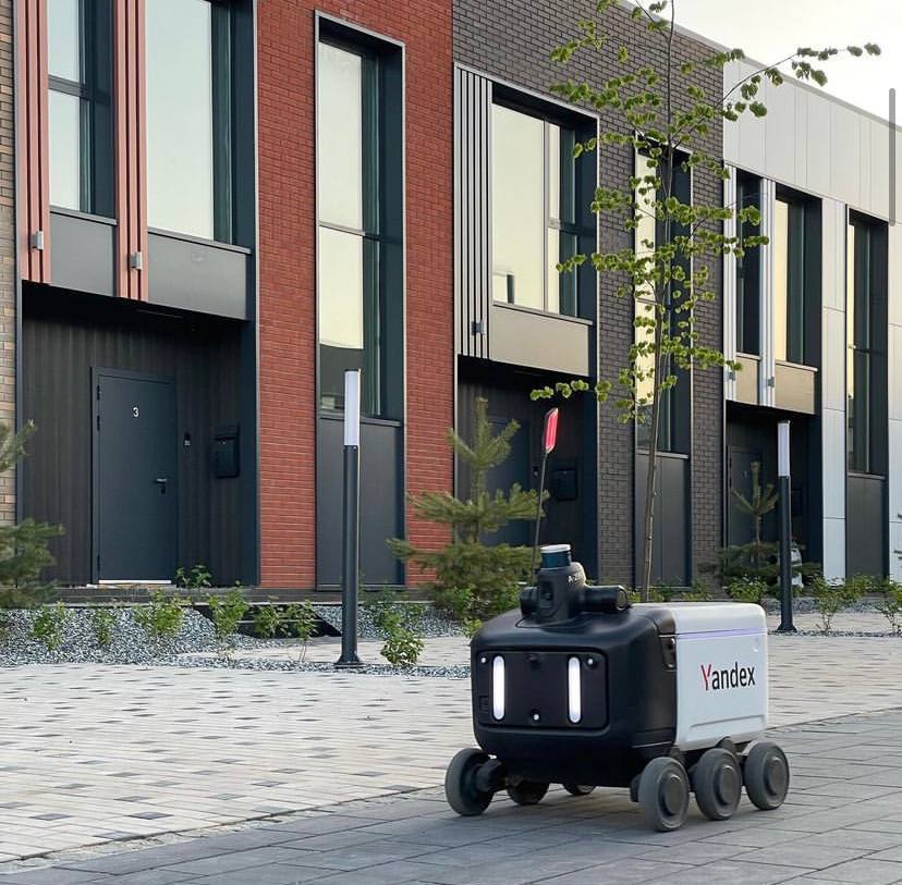 Роботов доставщиков начали тестировать в Казани Аппарат передвигается по улице самостоятельно но рядом идет тестировщик и все контролирует Уже пользовались таким Мы заказывали в Иннополисе дети были в восторге Но скоро это станет для них обычным делом а мы будем рассказывать как жили без интернета и роботов доставщиком Куда пойти с детьми в Казани kidsafisha