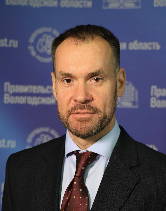 Первый заместитель губернатора Вологодской области Сергей Жестянников подал в отставку, сообщает ИА «Вологда Регион» со ссылкой на собственные источники в Правительстве региона. Напомним, в команду губернатора Георгия Филимонова Сергей Жестянников вошел в декабре 2023 года. На эту должность он перешел с поста главы Вологодского округа. В конце июня 2024 года Жестянникову был передан вакантный мандат депутата Законодательного Собрания региона по спискам партии «Единая Россия» . 27 июня 2024 Сергей Геннадьевич возглавил региональный парламент. Спустя ровно год, завершив работу по перенастройке работы Законодательного Собрания, Жестянников вернулся в правительство области уже в качестве первого заместителя главы региона. Сегодня, 14 июня, он добровольно покинул этот пост.
