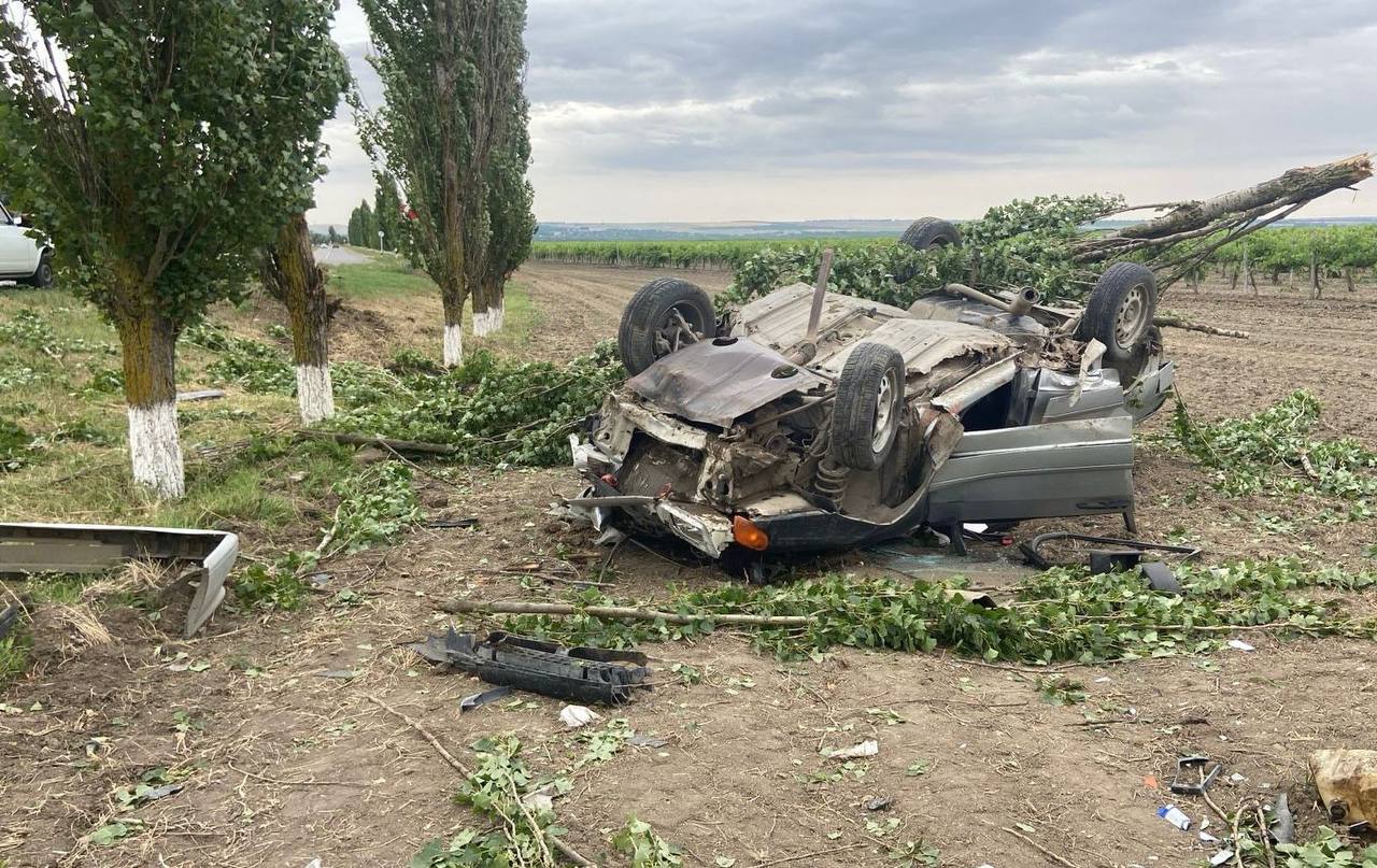 В Буденновском округе нетрезвый водитель спровоцировал автоаварию По предварительным данным, 21 июня примерно в 13 часов на 5 километре автодороги «Орловка-Виноградный-Доброжеланный» вне населенного пункта , водитель автомобиля Лада-2115 в пути движения не учел скорость движения транспортного средства, не справился с управлением, допустил выезд на полосу встречного движения, где это запрещено дорожной разметкой, после чего съехал на левую обочину и совершил наезд на препятствие, в виде дерева, после чего произошло опрокидывание автомобиля. В результате автоаварии 44-летний водитель с многочисленными травмами, доставлен в больницу города Буденновска. ⏺44-летний местный житель за последние 2 года к административной ответственности за нарушение ПДД не привлекался. При освидетельствовании сотрудниками Госавтоинспекции, было установлено состояние алкогольного опьянения. По факту автоаварии проводится проверка. Детальные обстоятельства происшествия уточняются.