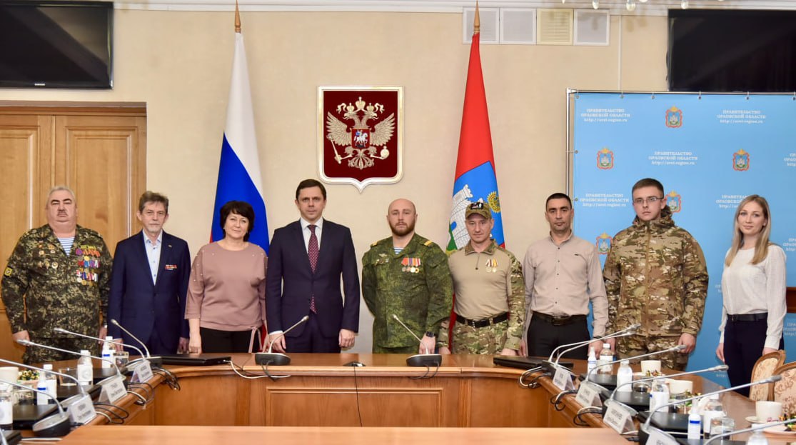 В регионе стартует кадровая программа «Герои земли Орловской»    Об этом заявил сегодня Губернатор Андрей Клычков на встрече с участниками СВО и членами их семей.  Программа станет региональным аналогом президентской кадровой программы «Время героев», которая инициирована главой государства для подготовки нового управленческого резерва.   В планах также создание регионального Общественного совета по вопросам поддержки участников специальной военной операции и членов их семей. Речь шла и о работе по линии фонда «Защитники Отечества», о масштабной поддержке фронта. Эту работу мы твёрдо намерены продолжать ровно столько, сколько потребует от нас обстановка на фронте. Очень рассчитываю, что все эти и другие меры укрепят наше взаимодействие и послужат решению общих задач – во имя Победы и дальнейшего развития Орловщины, оказания помощи ветеранам, участникам СВО и их близким,  − подчеркнул Андрей Клычков.  #ГодЗащитникаОтечества    Интересные новости здесь