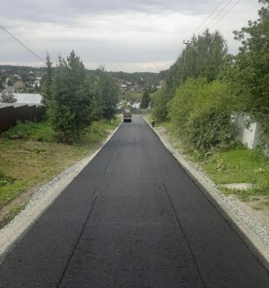 В деревне Каменка приступили к асфальтированию дороги  Уже завершена укладка нижнего слоя асфальта и проведены все необходимые подготовительные работы для нанесения верхнего слоя.  Напомним, ремонты в сельских территориальных управлениях осуществляются в рамках национального проекта «Инфраструктура для жизни».
