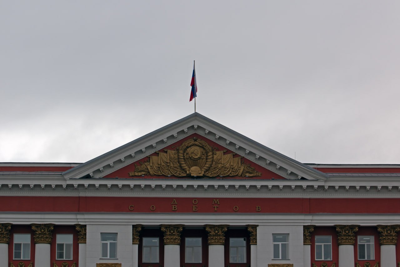 Хинштейн потребовал ускорить увольнение чиновников с уголовным прошлым к концу ноября в Курской области работу должны завершить На заседании правительства Курской области губернатор Александр Хинштейн раскритиковал темпы исполнения поручения об отстранении от должностей сотрудников органов власти привлекавшихся к уголовной ответственности По сведениям региональных ведомств служебную деятельность прекратили лишь девять человек что глава региона назвал очень небольшой частью от реального числа таких работников До конца ноября руководители органов власти обязаны полностью завершить процедуру увольнений В противном случае им предстоит представить письменные объяснения причин неисполнения Хинштейн также предупредил что по итогам контроля будут публично названы фамилии оставшихся в должностях вопреки поручению сотрудников а также указаны меры которые не приняли их руководители Курская Telega Прислать новость