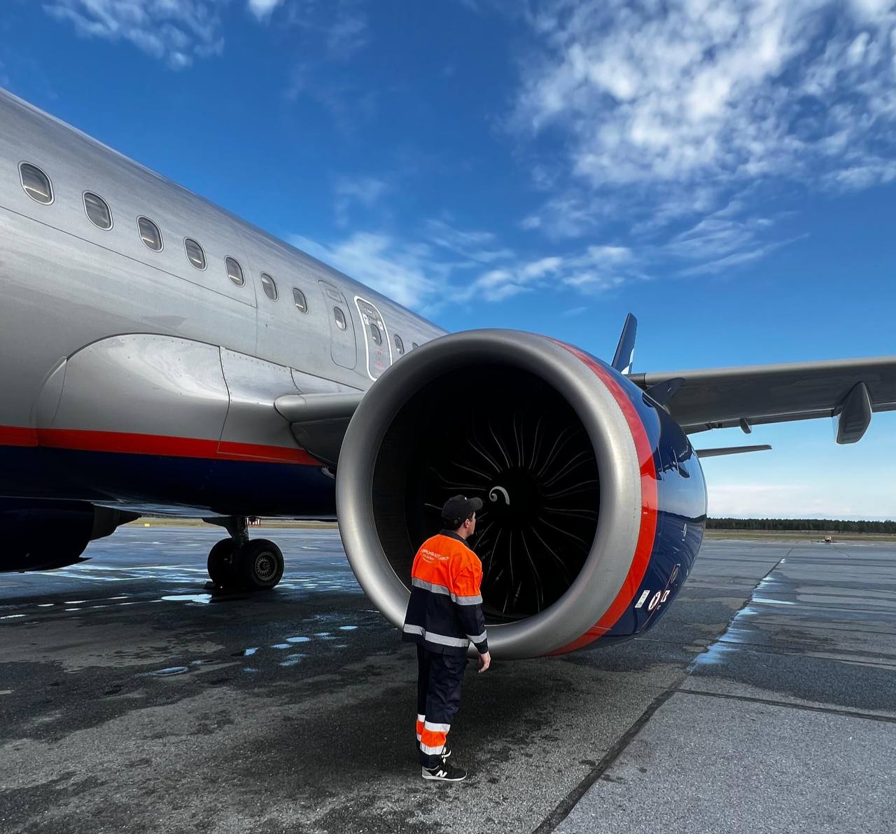 Аэрофлот сможет самостоятельно ремонтировать двигатели для самолётов Boeing и Airbus он получил необходимый для этого документ от Росавиации Сертификат ФАП 145 позволяет авиакомпании обслуживать иностранные двигатели CFM56 5B и CFM56 7B а также их компоненты Такие стоят на самолётах Boeing 737NG и Airbus A320ceo В парке у Аэрофлота их 93 и 110 соответственно Для выполнения таких работ компания учредила отдельную структуру АО АэроТрастТехникс которая расположена в базовом для перевозчика аэропорту Шереметьево dearpassengers