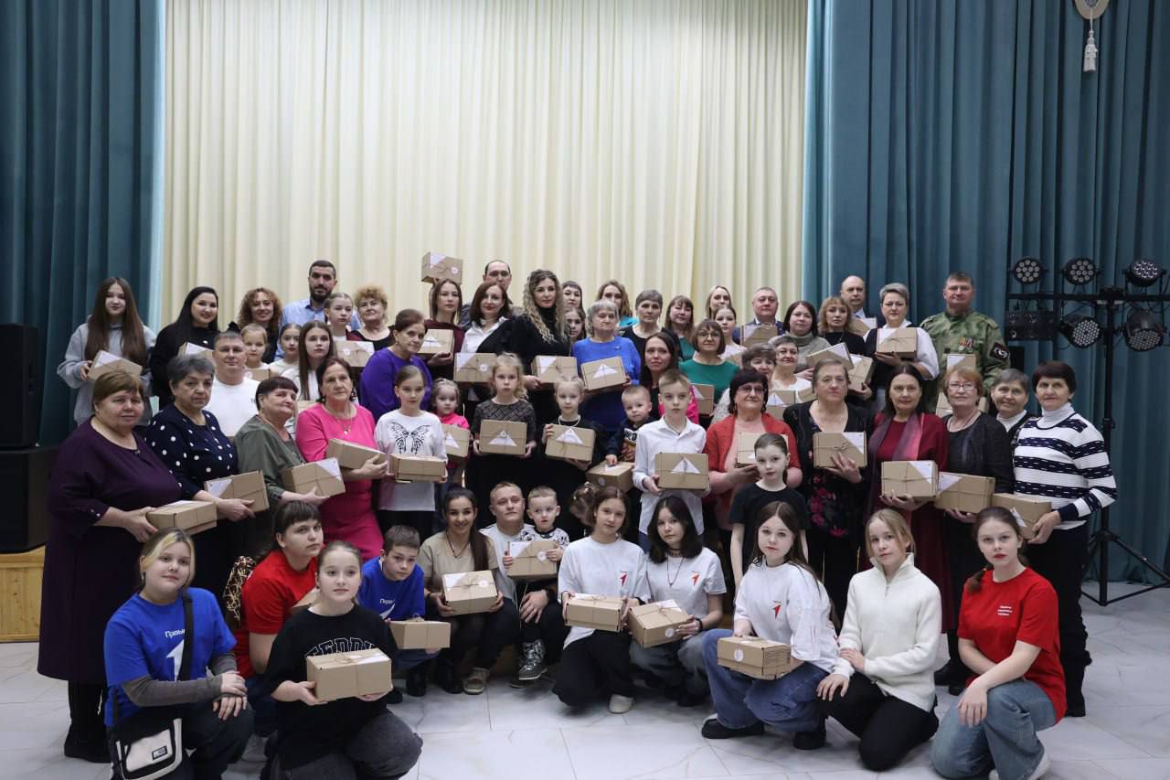 В торжественном зале Абатского РДК, сегодня, закрыли год семьи и, одновременно, дали старт году Защитника Отечества и году Героев. 2025 год  Президентом России Владимиром Путиным объявлен годом Защитника Отечества в России, а Губернатор Тюменской области Александр Моор объявил этот год - годом Героев Отечества в нашем регионе.  Безусловно, решения приурочены к 80 - й годовщине Победы в Великой Отечественной войне и СВО. Все мероприятия в нашем районе в течении всего 2025 года будут посвящены данной тематике, проникнуты духом патриотизма, в поддержку ветеранов ВОВ, участников СВО и их семей. Поблагодарил молодые семьи абатчан за активную жизненную позицию, вручил им семейные картины. А в рамках уже объявленного года Защитника Отечества и Героев вместе со всеми принял участие в акции по укомплектованию именных посылок с письмами ребятишек для наших воинов на СВО.