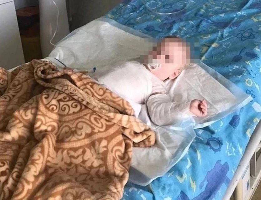 На Кубани 10-месячная кроха умерла от препарата для усыпления животных. Суд оценил смерть малышки в 1,2 млн рублей 10-месячная малышка умерла в больнице Темрюка после укола препарата, который применяют при эвтаназии животных. Медсестра промывала катетер и спутала лекарства. Родители требовали 6 миллионов. Суд назначил 1,2. Больница считала, что смерть ребёнка стоит 50–120 тысяч. Прощения от виновной они так и не услышали. Семья хочет обжаловать сумму. Больница — тоже. Медсестра признана виновной. Её приговорили к 2 годам ограничения свободы и запретили работать в медицине — на те же 2 года. Уже в 2026-м она сможет снова устроиться в больницу. Уголовное дело — закрыто. Но история для семьи продолжается. Как вы считаете, справедливое ли наказание? Подпишись и поделись! Поддержать канал голосом!