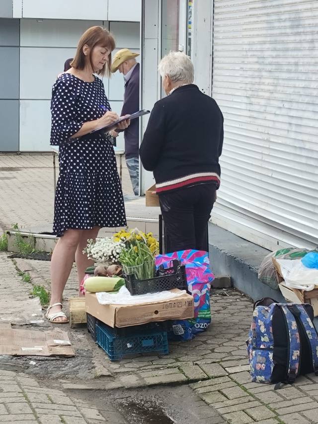 На Белинском рынке в Ярославле оштрафовали бабушек, которые торговали овощами, ягодами и грибами Администрация выписала три административных протокола. Вы против или за? — правильно, вдруг они отраву продают? — не трогайте бабушек!