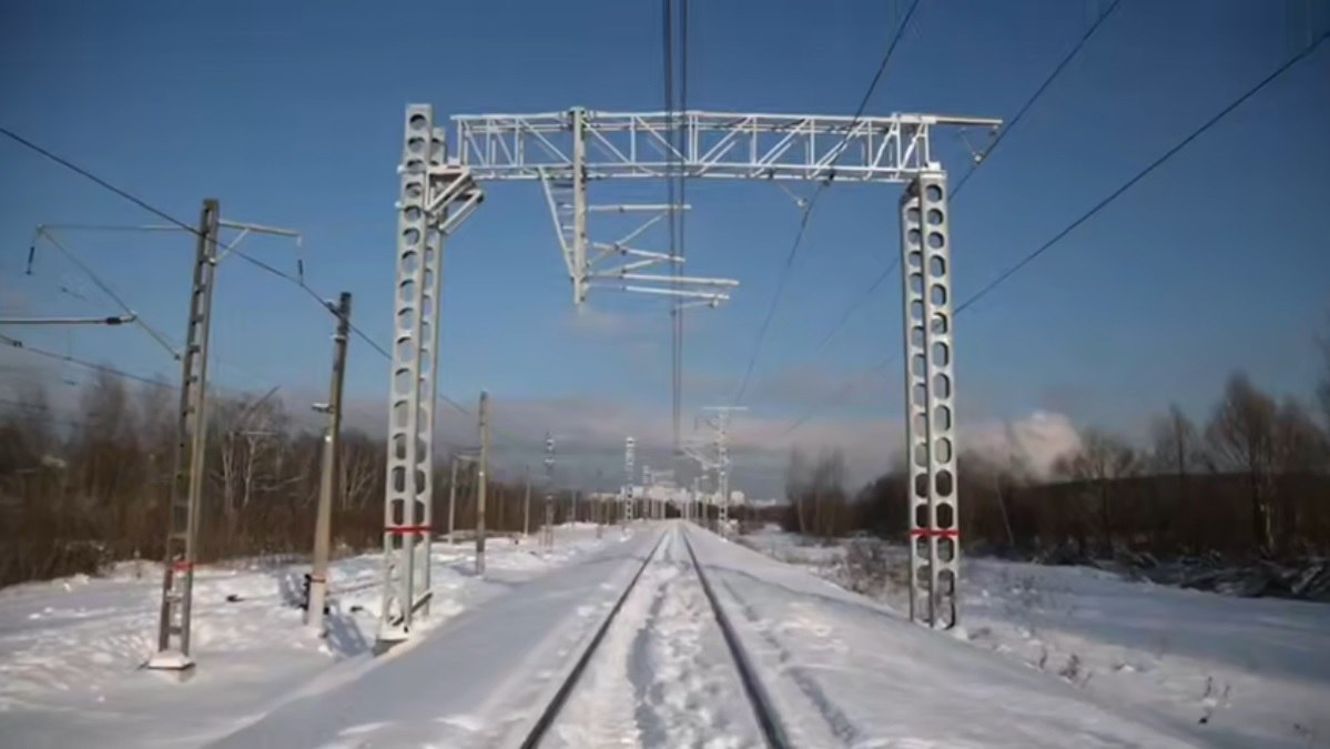 РЖД провели испытания контактной сети будущей ВСМ в аварийном режиме при обрыве контактного провода На опытном участке который смонтирован на экспериментальном кольце ВНИИЖТ в Щербинке смоделировали нештатную ситуацию пережог контактного провода Специалисты отслеживали состояние сети с помощью датчиков системы мониторинга Они проанализировали нагрузки действующие на контактную подвеску определили какие элементы контактной сети получают повреждения при подобной аварии Завершить полный цикл испытаний планируют весной 2026 года