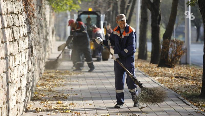 Зарплаты для соискателей в сфере ЖКХ выросли на 23% в Ставрополе  Средние зарплатные предложения для соискателей в краевой столице в сфере ЖКХ выросли на 23% по сравнению с прошлым годом. По итогам лета предлагаемый заработок составил 46,7 тыс. рублей, сообщили корреспонденту «Победы26» в пресс-службе «Авито Работы».  Лидером по приросту зарплатных предложений стала профессия сантехника. За год их возможный заработок в объявлениях о вакансиях увеличился на 44% и достиг 55 тыс. рублей.   На 24% больше по сравнению с летом 2023 года стали предлагать слесарям — 68,5 тыс. рублей. В топ-3 вошла и профессия плотника — 81,2 тыс. рублей — на 14% больше, чем годом ранее.