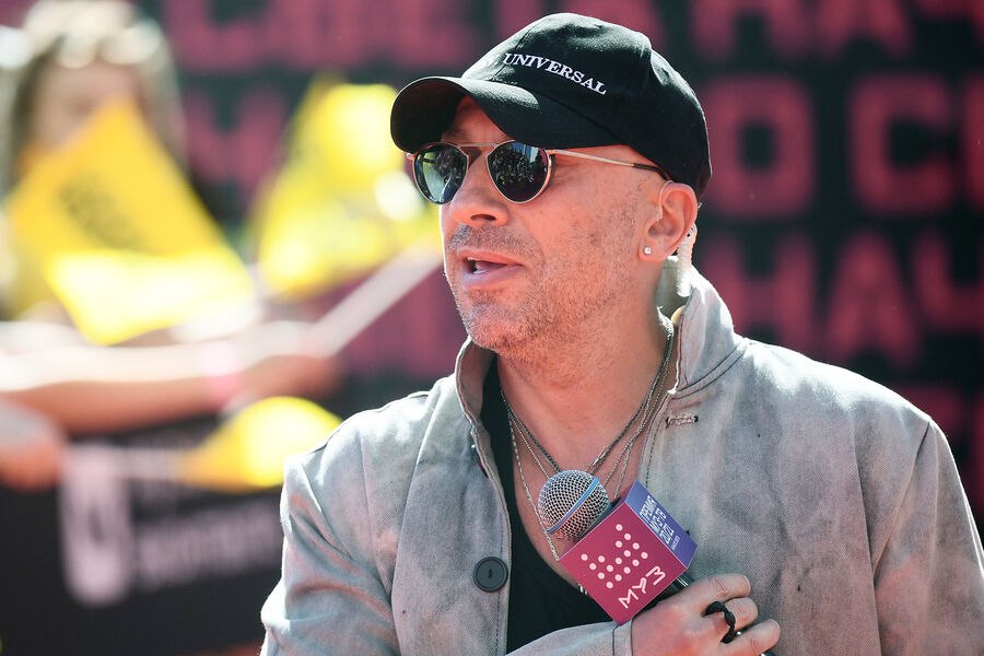 Депутат Курской областной Думы Дмитрий Гулиев написал жалобу министру культуры РФ Ольге Любимовой на актера Дмитрия Нагиева Об этом сообщает Telegram канал Осторожно новости Гулиева возмутили высказывания Нагиева на премьере фильма Елки 12 Артист заявил что популярность франшизы будет расти из за усталости зрителя от военного кино которого в последнее время очень много появилось Актер уверен что у россиян уже нет сил смотреть на серость и грязь в картинах про войну Он считает что фильмы подобные Елкам дают иллюзию мирной счастливой жизни Нагиев откровенно рассказал о своих финансовых мотивах По словам Гулиева он получает множество сообщений от якобы обеспокоенных граждан в том числе и участников СВО из за действий Нагиева Депутат попросил проверить высказывания артиста Он также призвал ограничить участие актера в проектах финансируемых из бюджета а также рассмотреть вопрос о признании его иностранным агентом Словам Нагиева также возмутилась певица Виктория Цыганова