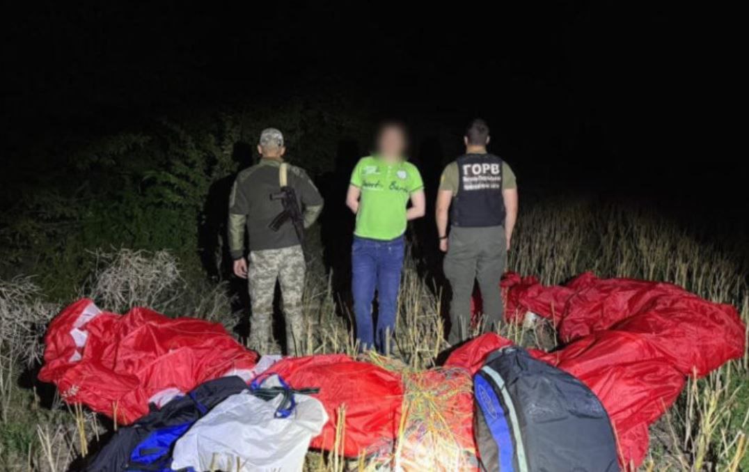 Украинец попытался улететь в Молдову на параплане — был задержан ещё до взлёта.