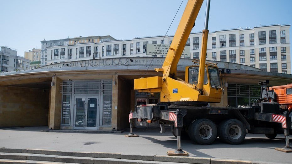 В Петербурге завершили снос старых конструкций вестибюля "Фрунзенской"  Как сообщает петербургский метрополитен, подрядчик приступил к работам в наклонном ходе и машинном зале. В ближайшие недели начнётся демонтаж старых эскалаторов.  "Кроме того, продолжаются работы по устройству буронабивных свай для фундамента будущего здания единого диспетчерского центра метрополитена", — отмечают на предприятии.  Автор фото: Ермохин Сергей