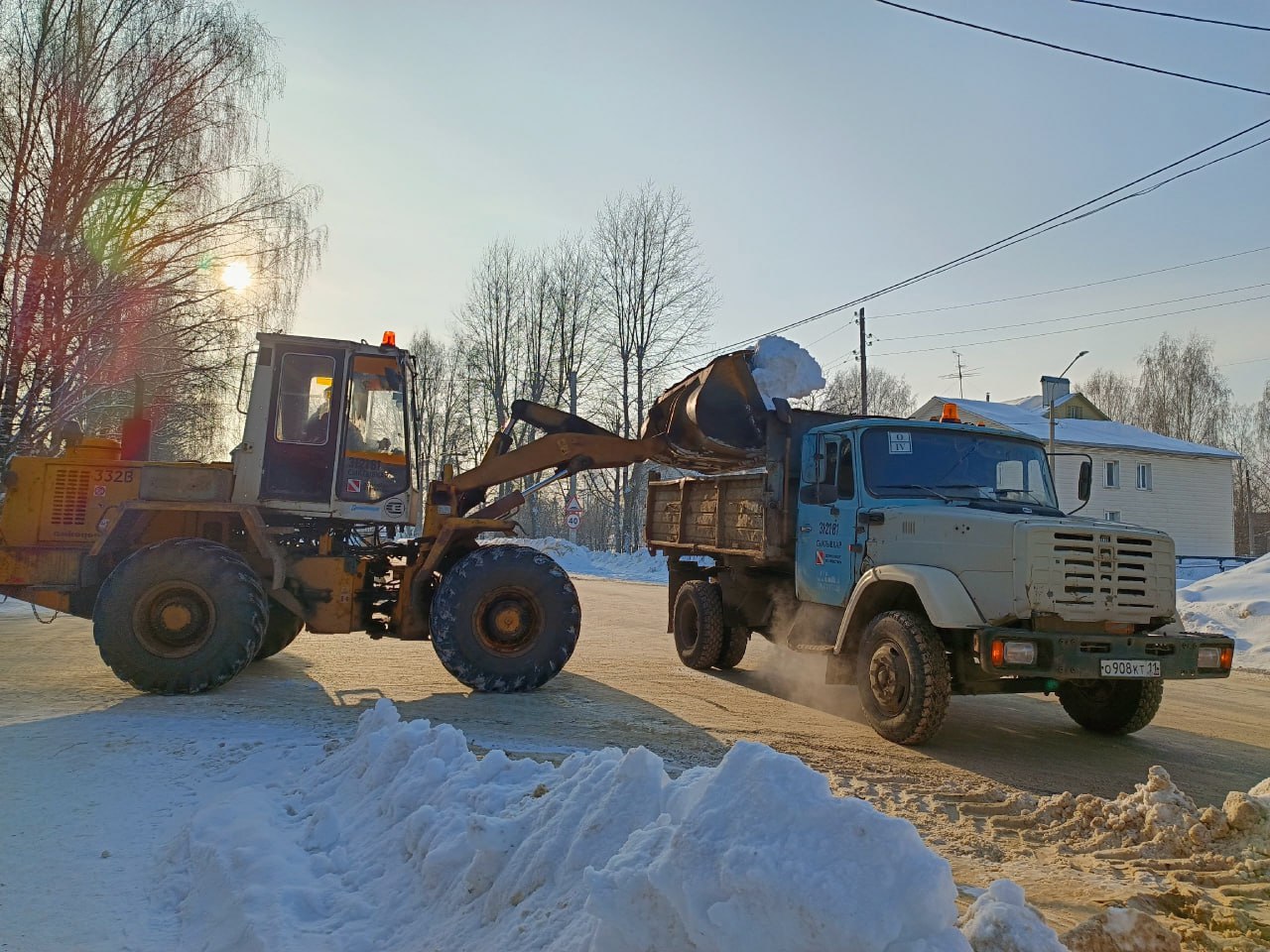 Дорожники в Сыктывкаре сосредоточились на расчистке пешеходных переходов от снежных валов и вывозе снега.   «В первую очередь расчищаются треугольники видимости у пешеходных переходов в районе образовательных учреждений и на участках, где ранее проводились работы по уширению проезжей части без вывоза снега с обочин», — отметили в  пресс-службе «Дорожное хозяйство».   Подписаться   Прислать новость