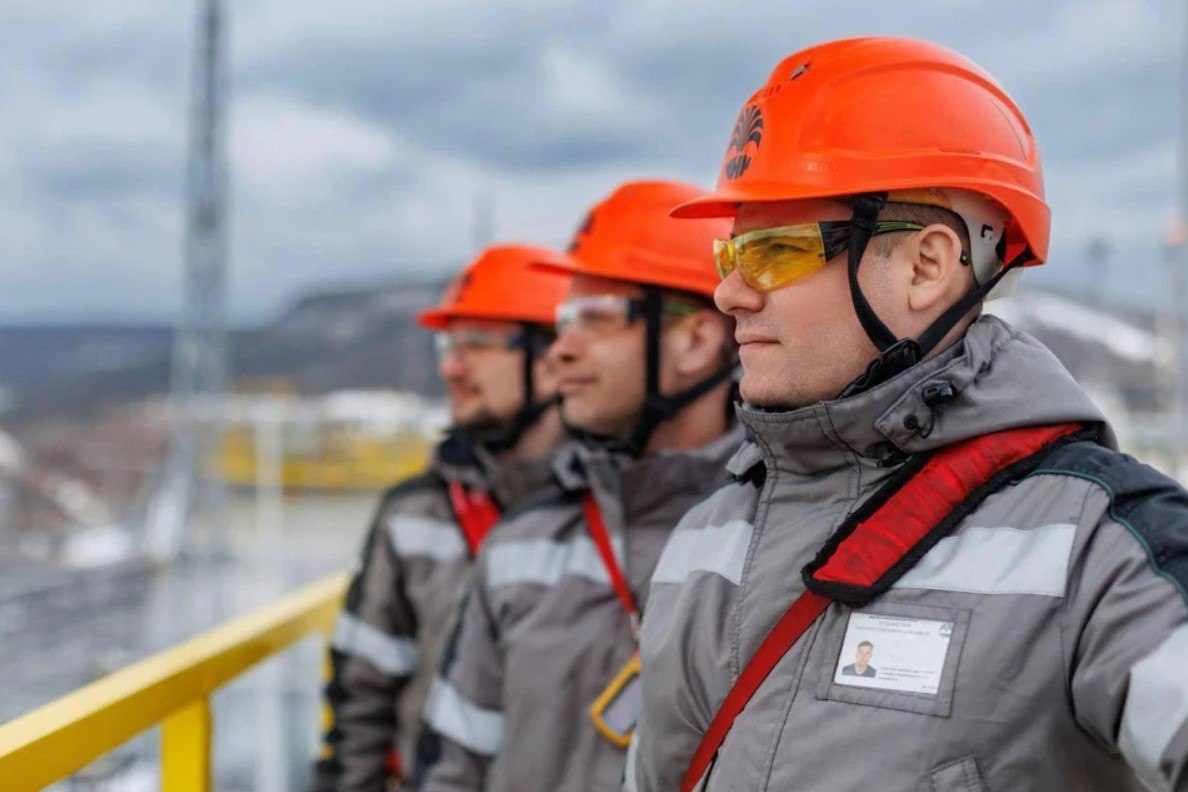 Иркутская нефтяная компания ИНК вошла в рейтинг лучших работодателей России по версии РБК В этом году в исследовании приняла участие 381 компания совокупная численность сотрудников составила 3 9 млн человек Для участия допускались коммерческие организации со штатом свыше 50 человек Организаторами отмечен значительный рост количества участников рейтинга на 85 по сравнению с предыдущим периодом В рамках исследования также было опрошено 153 8 тыс сотрудников компаний участников Включение Иркутской нефтяной компании в IV ежегодный рейтинг работодателей РБК 2025 это подтверждение эффективности нашей кадровой стратегии Оценка по 40 параметрам показала системный подход к развитию персонала инвестиции в компетенции и создание условий для реализации потенциала дают измеримый бизнес результат Особенно ценно что первое участие в рейтинге совпало с сильными позициями в рейтинге HeadHunter это значит что ИНК работодатель воспринимается как привлекательный и изнутри и снаружи Это мотивирует нас и далее развивать ИНК как привлекательного работодателя в регионе и отрасли не просто отвечать запросам рынка а формировать их сообщила Виктория Илюхина заместитель генерального директора по управлению персоналом ИНК Методология рейтинга включала 40 различных показателей сгруппированных по пяти ключевым критериям условия труда и зарплата сотрудников эффективность бизнеса и инновационное развитие социальная ответственность деловая репутация а также мнение самих работников о компании В этом году ИНК также вошла в топ 50 рейтинга привлекательности работодателей по версии HeadHunter Компания заняла 45 е место и улучшила свои позиции на 19 пунктов по сравнению с 2023 годом Тогда она вошла в топ 100 и получила 64 е место Кроме того по итогам текущего рейтинга ИНК стала лидером в топ 5 лучших работодателей в категории Энергетика добыча и переработка сырья в 2023 году четвертое место В этой отрасли ИНК стала единственной компанией Иркутской области В данной отраслевой категории ИНК является единственной компанией представляющей Иркутскую область Иркутская нефтяная компания реализует многоуровневую систему подготовки кадров с 2018 года Так для школьников действует образовательный проект Академия ИНК ориентированный на профориентацию в нефтегазовой отрасли Студентам предлагаются корпоративные группы производственная практика по программе ВУЗ ИНК и стажировки а молодым специалистам адаптационные курсы и наставничество Внутреннее развитие сотрудников обеспечивается через Школу инженеров что обеспечивает компании возможность решения текущих и перспективных задач в стратегически важных направлениях деятельности Иркутская нефтяная компания ИНК независимый производитель и переработчик углеводородного сырья в Восточной Сибири Основанная в 2000 году компания специализируется на геологическом изучении разведке и разработке участков недр в Иркутской области Красноярском крае и Республике Саха Якутия ИНК признана одним из лучших работодателей в сфере энергетики входит в число лучших работодателей России по версии РБК и в топ 50 рейтинга HeadHunter Реклама ООО ИНК ИНН 3808066311 erid 2W5zFHJ2gFa Фото Пресс служба ИНК