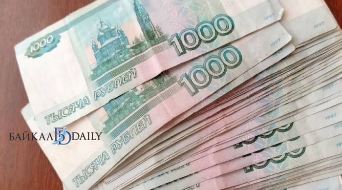 На уловки мошенников, причём самые банальные, попадаются не только пожилые люди. Очередной жертвой мошенников стал 22-летний житель Бурятии, который потерял 577 тысяч рублей. Молодой человек поверил лжесотрудникам портала госуслуг и Росфинмониторинга, заявившим, что его аккаунт на «Госуслугах» взломан. Они рассказали, что мошенники получили доступ к его персональным данным и оформили доверенность на получение кредита на жителя другой страны для дальнейшего им финансирования терроризма. Далее поступил звонок от мнимого сотрудника ФСБ, который напугал, что пострадавший сам может стать соучастником по финансированию терроризма. Чтобы избежать этого, «силовик» потребовал обнулить «кредитный потенциал», а именно перевести все деньги на «безопасный счёт». Что молодой человек и сделал 