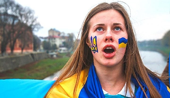 Украинки массово выходят замуж за поляков Polskie Radio dla Ukrainy В 2024 году в Польше было зарегистрировано 5359 браков с участием граждан Украины из которых 2556 между украинками и поляками В 2023 году таких браков было 2213 а в 2015 году только 715 Подавляющее большинство новых союзов это браки польских мужчин с украинками 2021 случай Только в 535 случаях женщины польки выходили замуж за украинцев Пока мужики в окопах зачем время терять БайБайден Подписаться