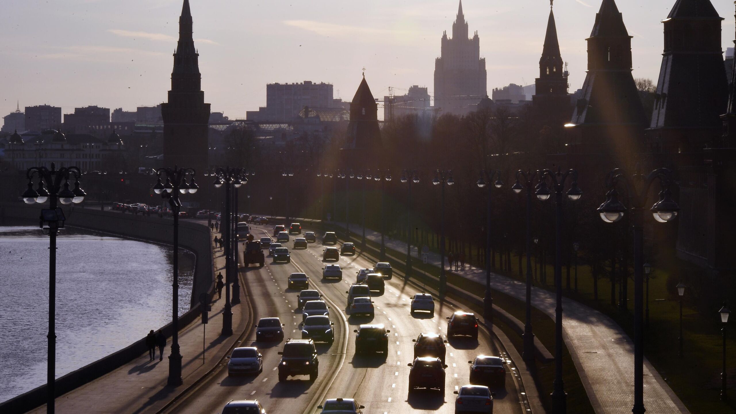 Движение на ряде улиц и набережных в Москве будет временно закрыто в воскресенье из-за проведения соревнований "Лига триатлона & Ironstar Москва 226".