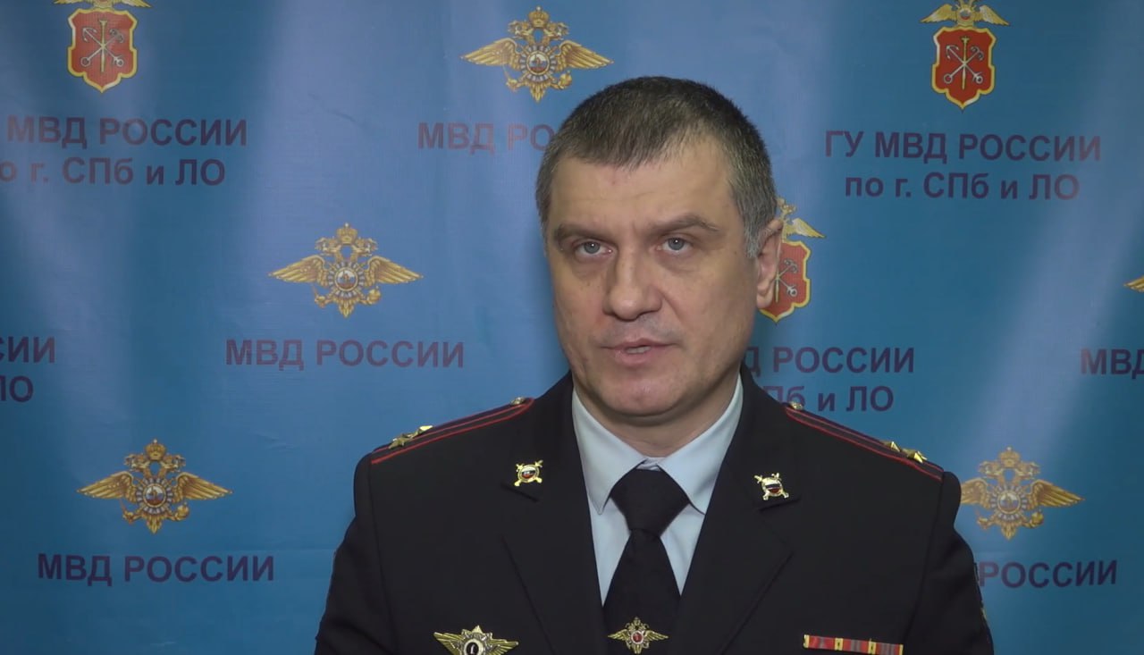 В Петербурге за взятки задержан начальник пресс службы Главка МВД Вячеслав Степченко С 2022 года 65 летний админ канала Конкретно ру регулярно передавал взятки начальнику управления информации и общественных связей ГУ МВД по Петербургу и ЛО Вячеславу Степченко Взамен админ получал ежедневные сводки происшествий а также видеозаписи с камер наблюдения Всего полицейский получил не менее 660 тысяч рублей он уже задержан ему предъявили обвинение в получении взятки решается вопрос о избрании ему меры пресечения Администратору ресурса предъявили обвинение в даче взятки Уже проведены обыски и изъяты технические ресурсы следственные действия продолжаются Подписаться ТГ MAX