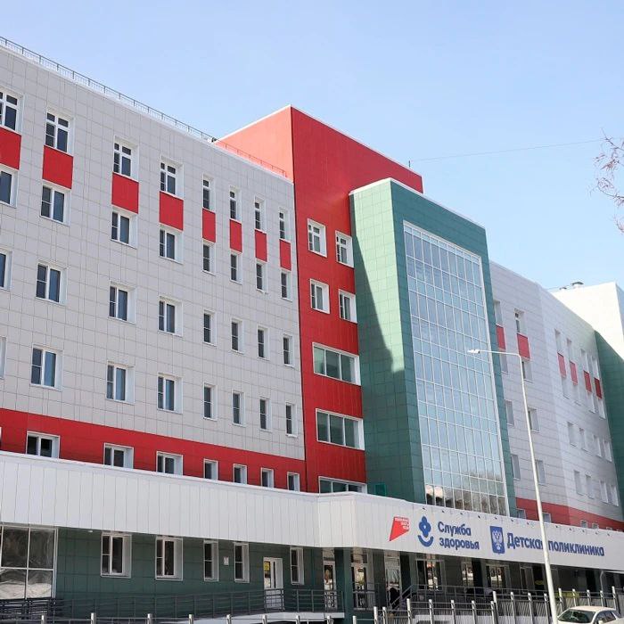 Начала работу новая детская поликлиника на бульваре Рябикова в Иркутске Это структурное подразделение Иркутской городской клинической больницы 10 на 500 посещений в смену О старте работы учреждения сообщили в пресс службе правительства Прибайкалья Сейчас в поликлинике работают два полнофункциональных отделения профилактическое с десятью участками врачей педиатров и отделение узких специалистов невролог офтальмолог кардиолог хирург травматолог эндокринолог оториноларинголог и другие Оба укомплектованы врачами полностью