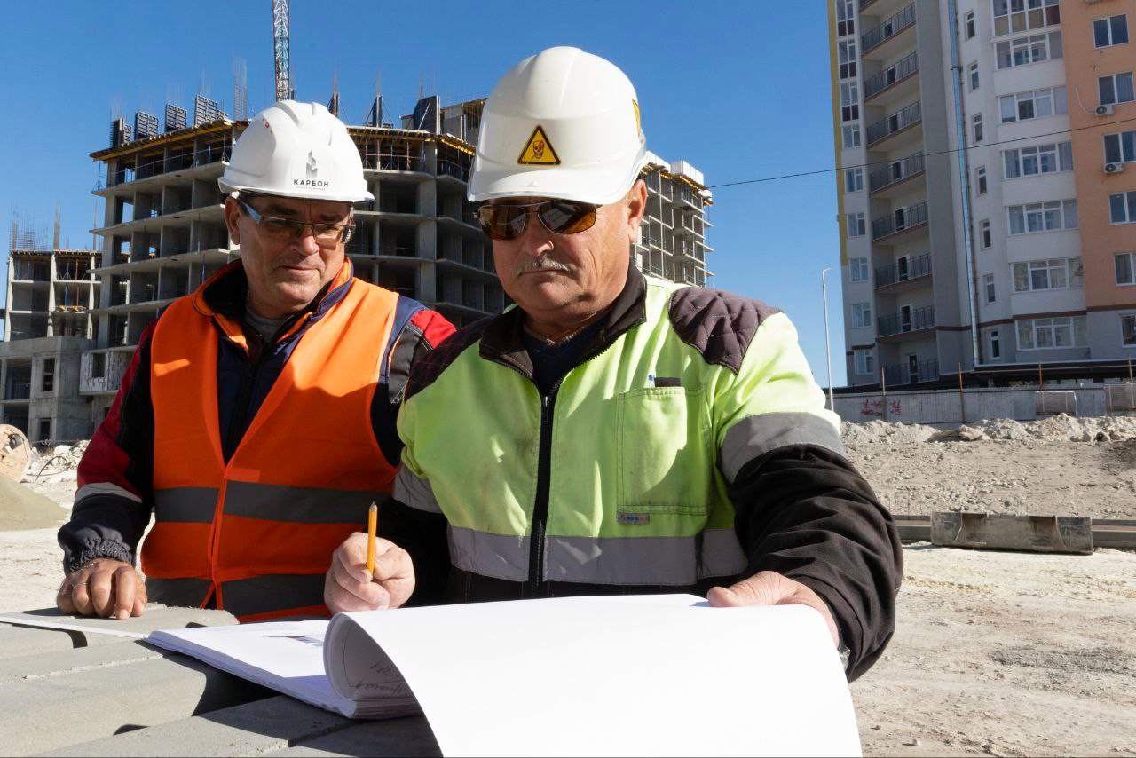 1,23 млн квадратных метров. Столько жилья введено в эксплуатацию по итогам 2024 года. Это рекордный показатель.  Важнейшая задача – повышение доступности жилья, прежде всего, за счет реализации государственных программ льготного ипотечного кредитования.   За январь – ноябрь прошлого года выдано 5,38 тыс. льготных ипотечных кредитов на сумму более 25 млрд рублей. Это в 1,7 раза больше по количеству кредитов, чем в аналогичный период прошлого года, и в 1,9 раза больше по сумме. В рамках указанных программ граждане приобрели свыше 250 тыс. квадратных метров жилья.  В числе значимых приоритетов остается реализация наиболее востребованного проекта – строительство стандартного жилья, стоимость которого на 20 % ниже средней рыночной цены.   В октябре 2024 года досрочно введен в эксплуатацию 174-квартирный дом в городе Саки. На основании заявок органов местного самоуправления установлена квота в целях улучшения жилищных условий 43 детей-сирот.   В рамках проекта начато строительство 197-квартирного дома в пгт Гвардейское Симферопольского района, ввод которого запланирован на 2026 год.