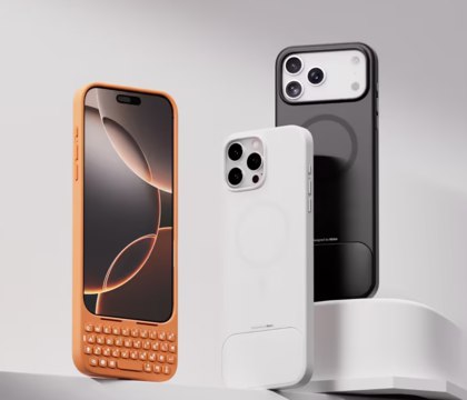 AKKO представила чехол с физической клавиатурой для iPhone 17 Pro Max Бренд компьютерной периферии AKKO вышел на рынок чехлов для iPhone AKKO MetaKey один из самых необычных аксессуаров для iPhone 17 Pro Max Размеры чехла составляют 205 85 13 мм То есть он удлиняет iPhone 17 Pro Max на 4 см В дополнительном пространстве производитель разместил небольшую физическую клавиатуру с QWERTY раскладкой и 37 клавишами 26 стандартных и 11 функциональных
