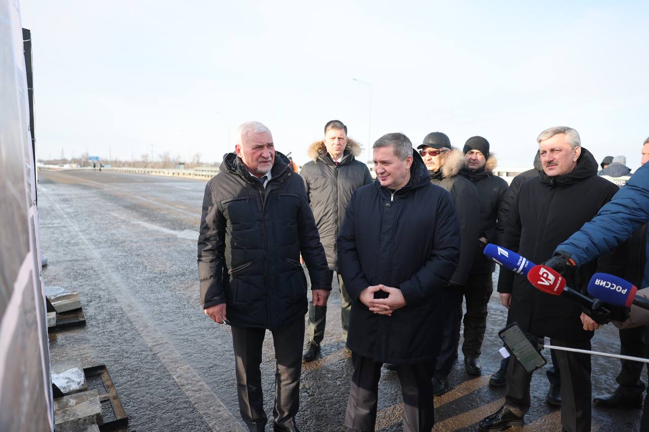 В Волгограде открыли новый путепровод на Третьей Продольной магистрали  Дорога является частью международного транспортного коридора «Север – Юг» и соединяет три федеральные трассы. Новый путепровод через железную дорогу повышает пропускную способность дороги, делает проезд безопаснее и комфортнее.  В торжественном открытии принял участие губернатор Волгоградской области  Андрей Бочаров:  «Многокилометровые пробки ушли в историю на этом участке, здесь повышена безопасность, созданы современные условия для перемещения грузов и перевозки пассажиров. Поздравляю жителей Волгоградской области с этим знаменательным событием, с завершением проекта в год 80-летия Великой Победы».  Реконструкция началась в 2021 году. На участке протяженностью 3,2 км дорогу расширили с двух до четырёх полос, возвели путепровод длиной 116,5 м, установили шумозащитные экраны и освещение, обустроили тротуары и парковки.