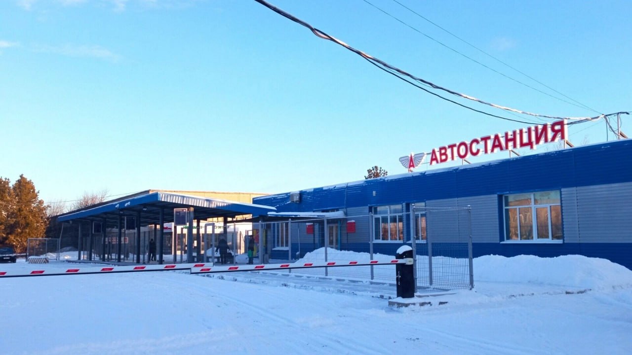 Переполненные автобусы и отмена рейсов пожар уничтожил большую часть автопарка в Алапаевске Автобусный парк одномоментно лишился более 50 подвижного состава огонь полностью уничтожил 5 автобусов еще 2 машины получили серьезные повреждения Это привело к сбоям в работе сейчас машины на многих рейсах переполнены Возгорание случилось рано утром 24 декабря 2025 года на территории предприятия ООО Алапаевское АТП Пожар был ликвидирован за 98 минут 11 огнеборцами и 2 единицами спецтехники Пострадавших в результате пожара нет Причину возгорания устанавливают дознаватели сообщает МЧС Свердловской области Жителям и гостям Алапаевска рекомендуют пользоваться ЖД транспортом хорошо что не в самый разгар рабочих будней надо срочно закупать новые машины Подписаться на 4 канал Мы в MAX