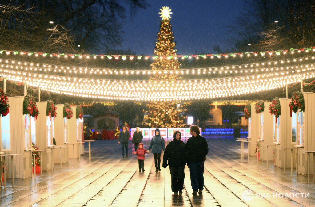 Каждый второй россиянин хотел бы провести январские каникулы за пределами своего родного города чаще всего в качестве самых желанных направлений среди городов страны называли Москву Санкт Петербург Сочи и Калининград показало исследование SuperJob для РИА Новости Женщины несколько чаще мужчин делились мечтами о путешествии 58 и 55 соответственно тогда как мужчины чуть чаще предпочитают домашний отдых 31 против 28 среди россиянок Подписаться на РИА Новости экономика Все наши каналы